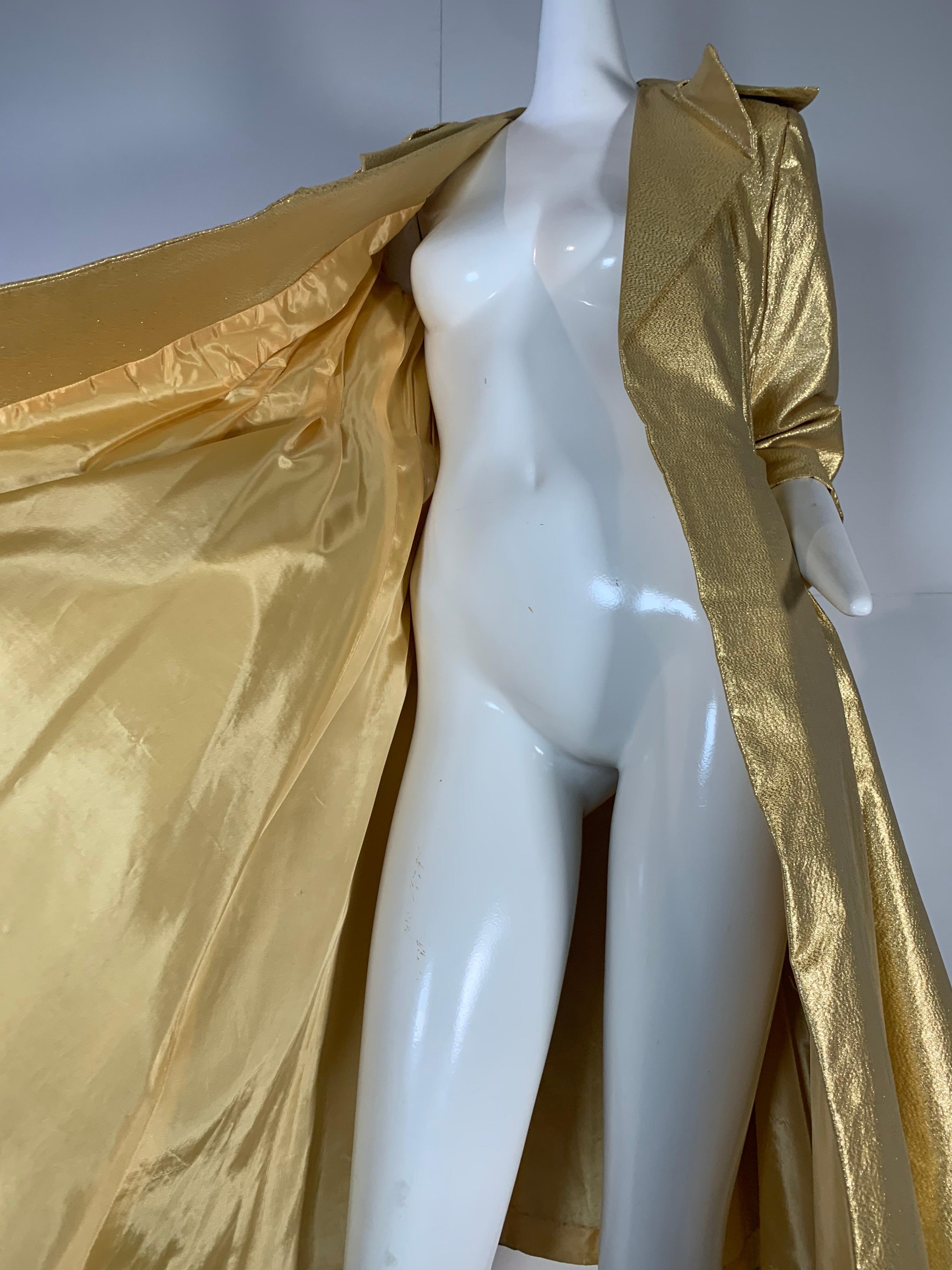 Goldfarbener Lame ShowGirl Trenchcoat mit Gürtel und nichtgenähtem Kragen Größe 6 im Angebot 6