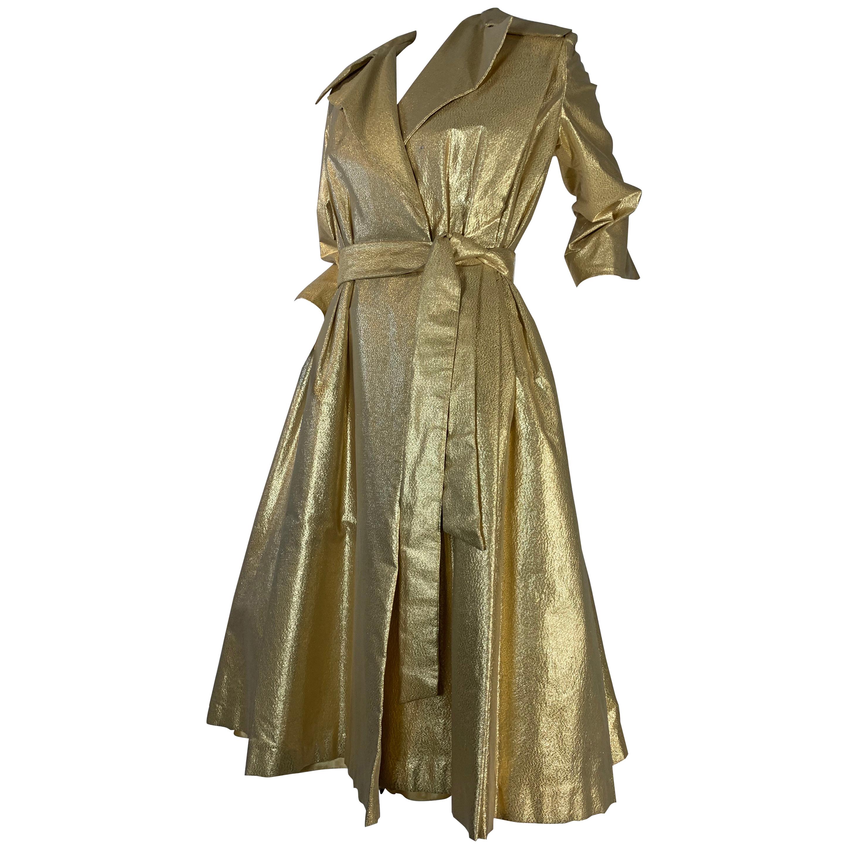 Goldfarbener Lame ShowGirl Trenchcoat mit Gürtel und nichtgenähtem Kragen Größe 6 im Angebot