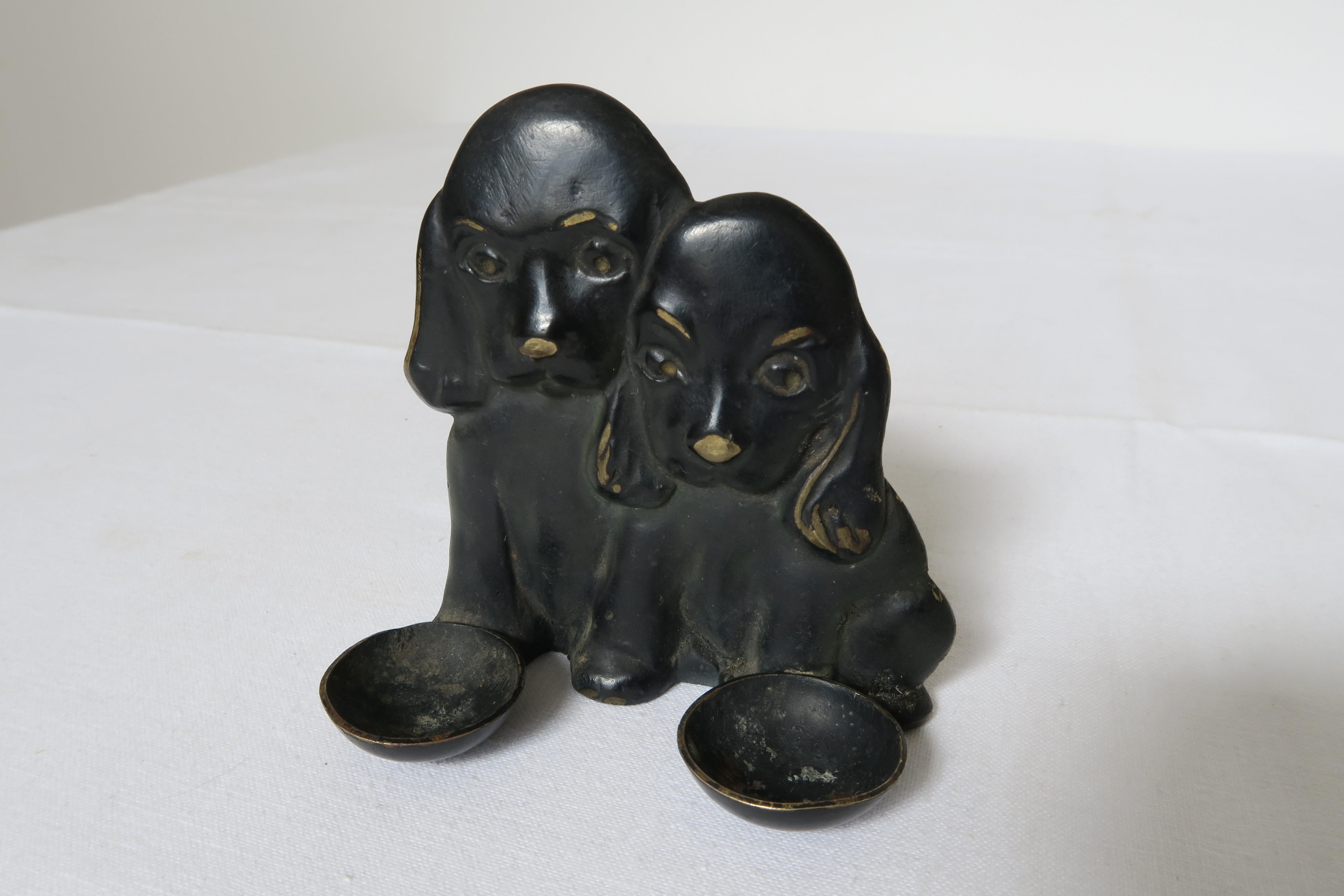 Bei dem Verkaufsobjekt handelt es sich um eine kleine Bronzefigur, die einem liebenswerten Cockerspaniel-Welpenpaar nachempfunden ist und ursprünglich dazu gedacht war, Salz- und Pfefferstreuer zu halten. Sie kann aber auch einfach nur wegen ihrer