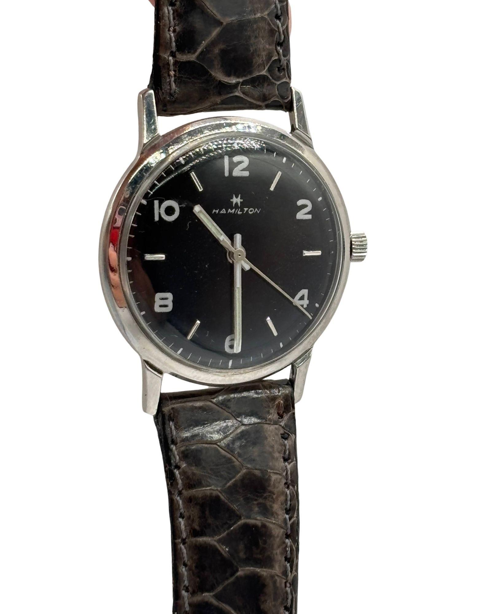 Montre-bracelet Hamilton u246 Thinomatic à remontage manuel du milieu du siècle, cadran noir sur bracelet en cuir. Cette montre-bracelet Hamilton Thinomatic des années 1950 respire l'élégance intemporelle. Avec son mouvement mécanique à remontage