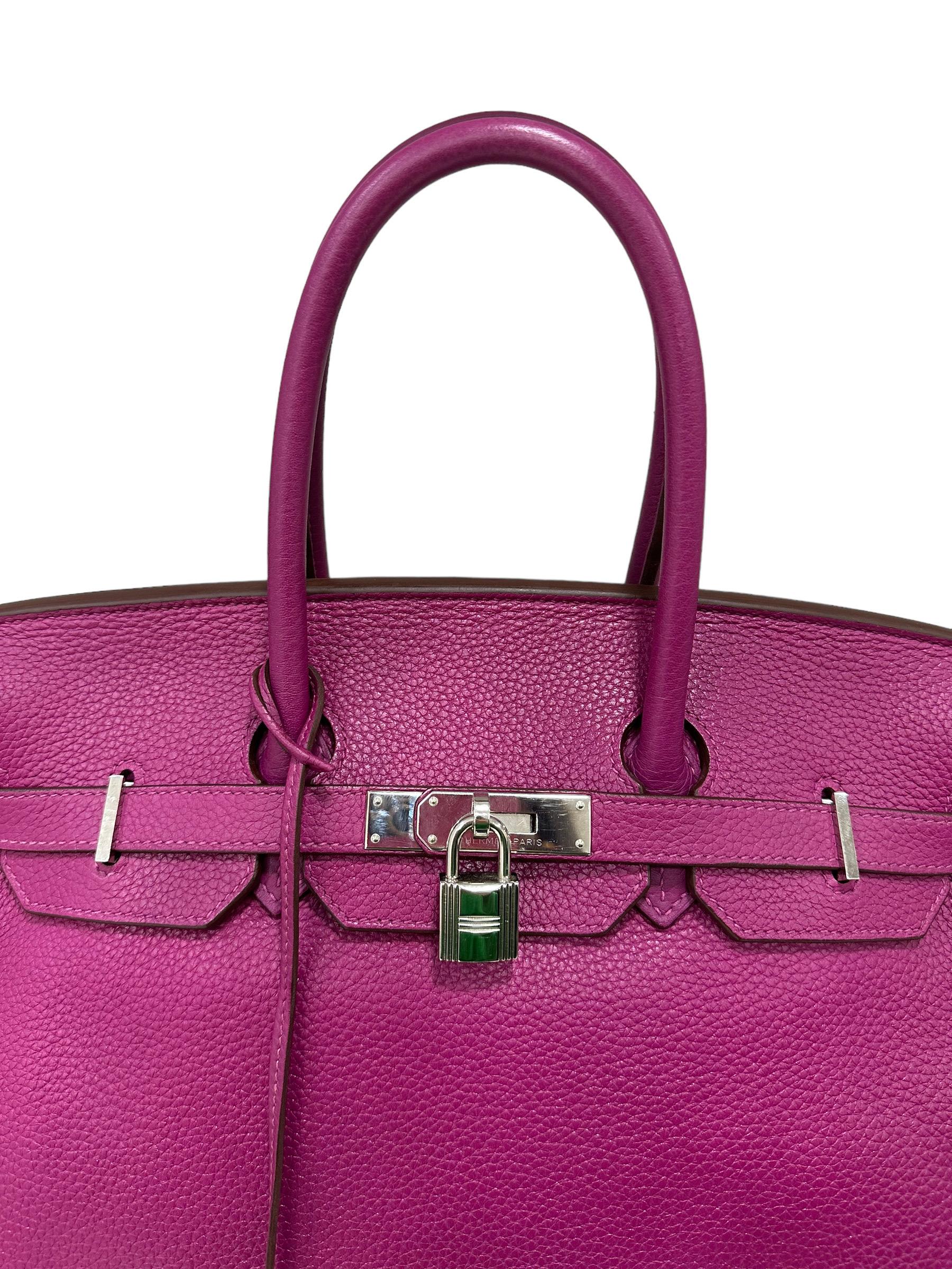 Sac signé Hermès, modèle Birkin, taille 35, en cuir de Courchevel, très souple au toucher et à gros grain, de couleur Tosca. Équipé d'un rabat avec fermeture à verrouillage avec bande horizontale, cadenas et clés. Intérieur doublé en cuir de la même