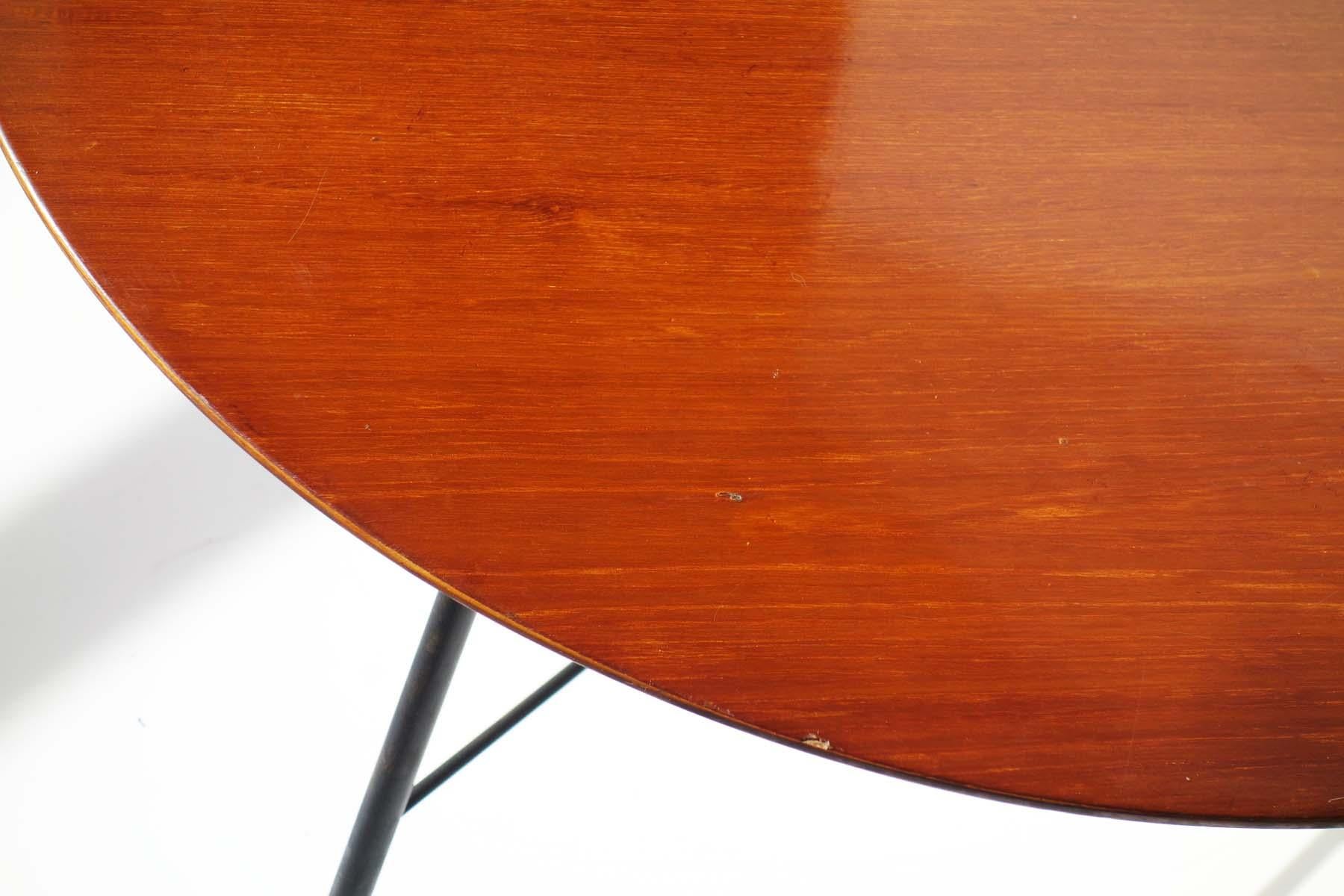 Table basse
Ico Parisi
Cassina
Italie, 1955

Teck Round Top
Cadre en métal noir avec pieds en gomme blanche

Légers défauts sur le dessus ( voir les photos)
Original des années 1950
Très bonne condition
