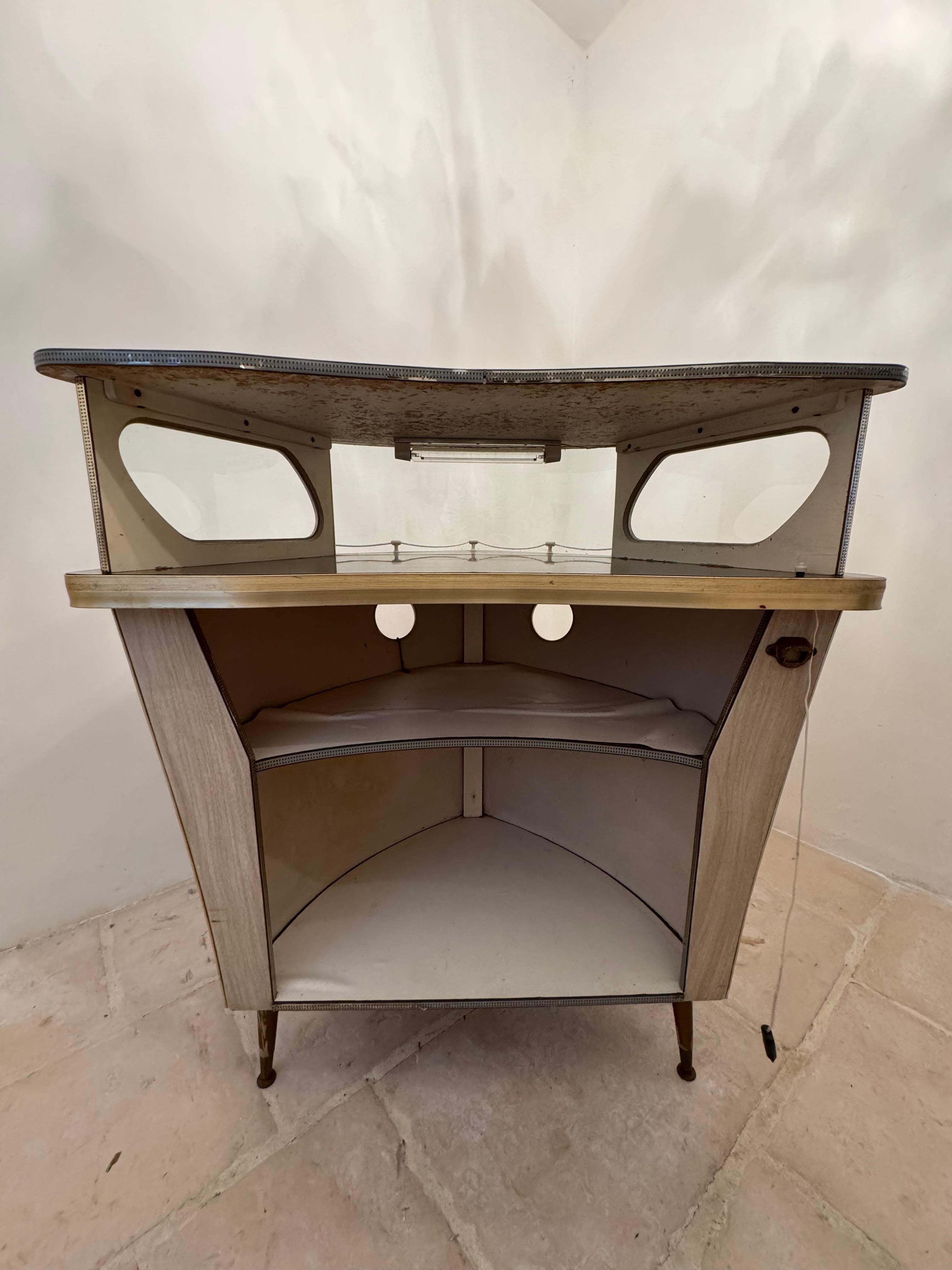 Magnifique bar à cocktails éclairé par Umberto Magscagni en forme de proue de bateau. 1950
