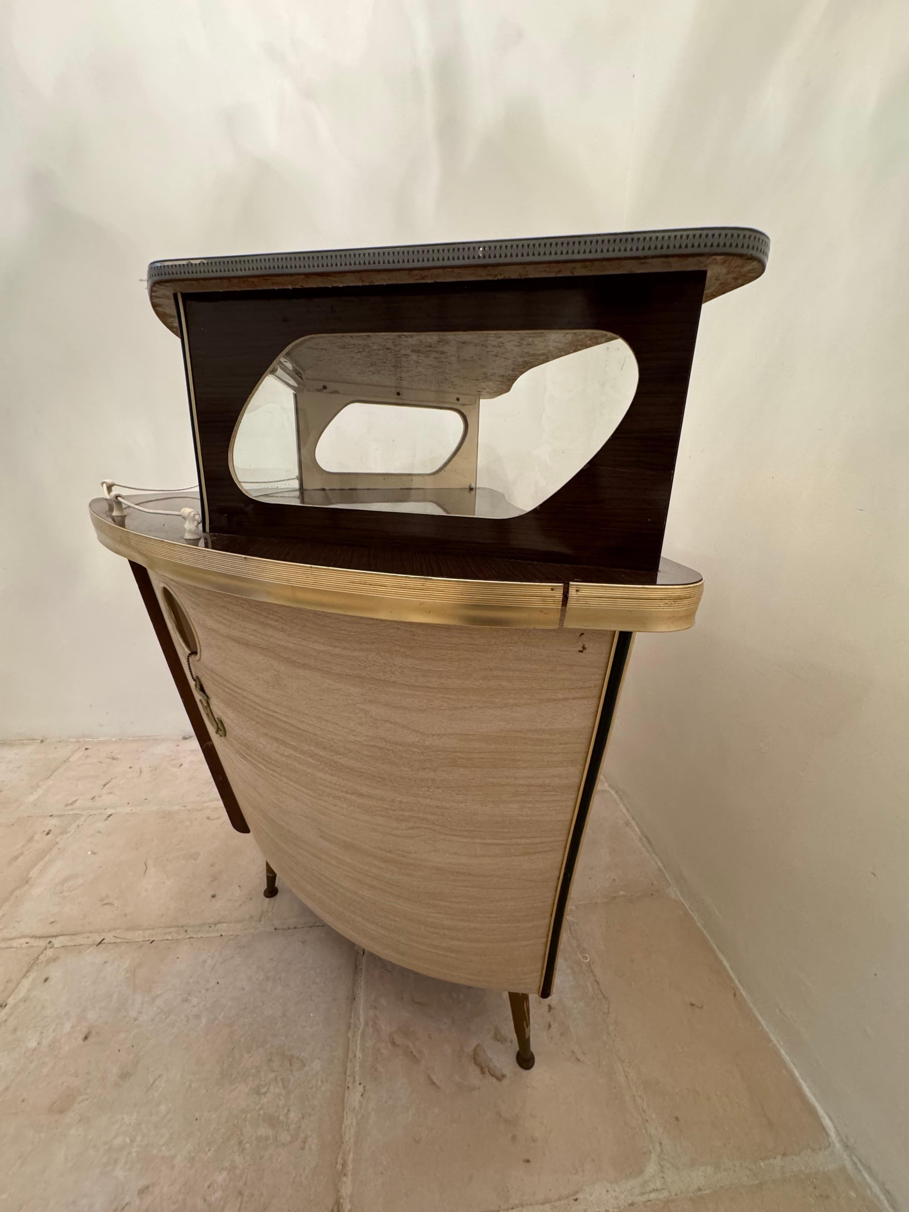 italien Bar éclairé des années 1950 en forme d'arc de bateau par Umberto Mascagni en vente