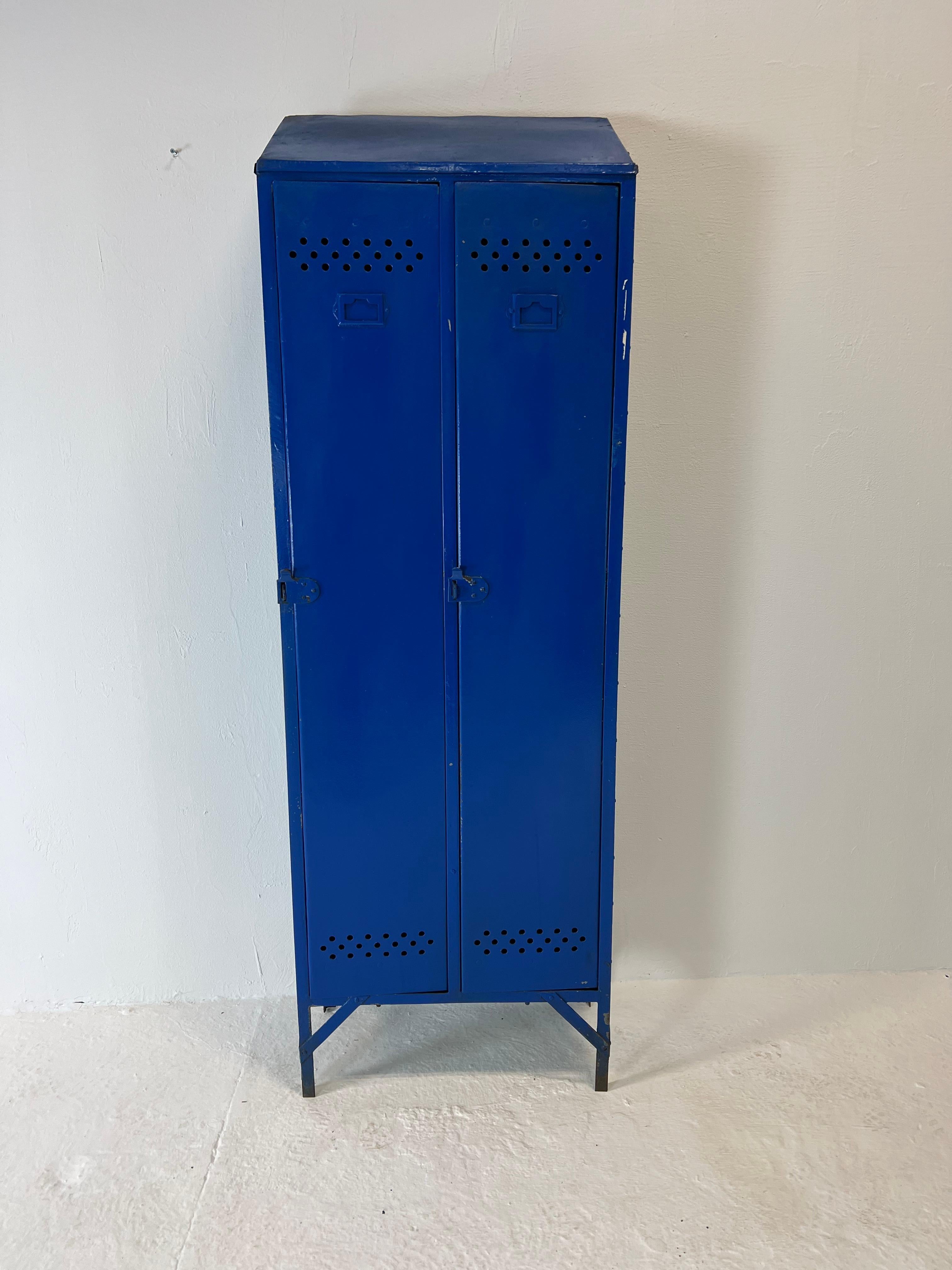Rare and pretty metal locker with rivets from the 50s. In riveted metal and with sliding doors. The doors close very well, the entire piece of furniture has been kept original. The paint has been brushed, cleaned and the whole sanitized with several