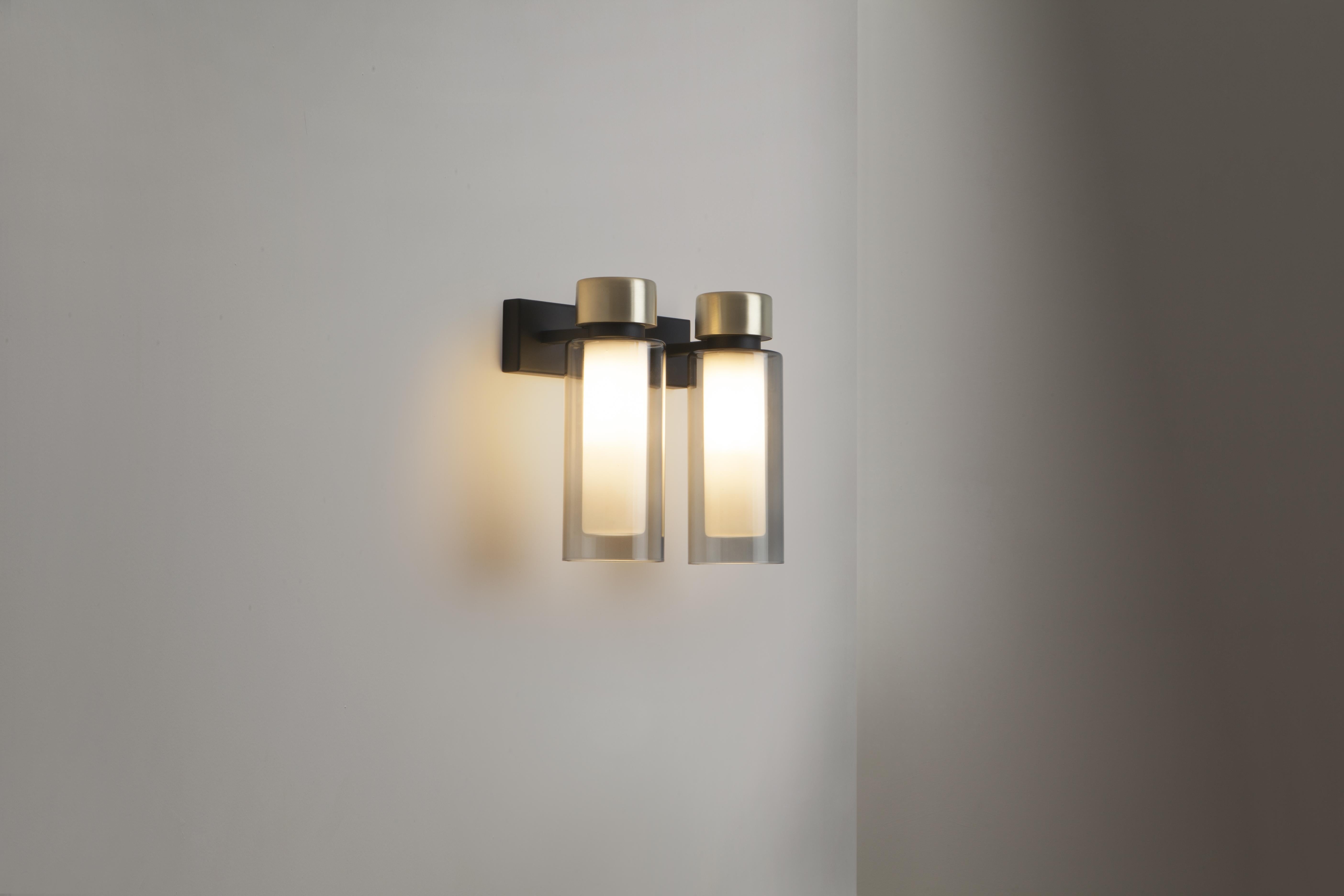 Osman / 560.42
Family of lamps with a rational design enriched by precious metallic details and double-wall cylindrical diffusers that give a fascinating
and harmonious light diffusion. The particular orthogonal structure and the well-balanced