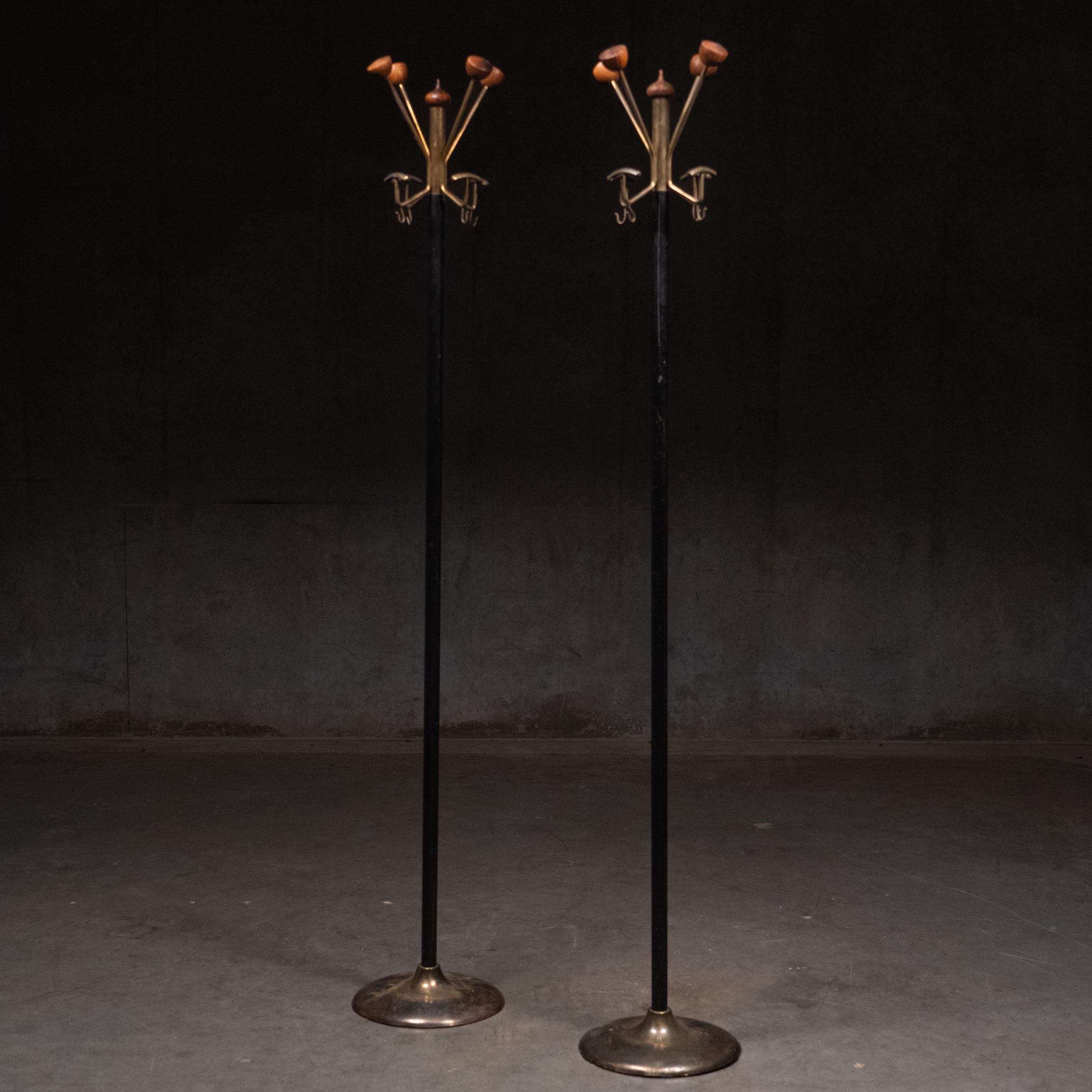 Prezzo per  uno 
Caratterizzato da un'eccellente coppia  di rari appendiabiti provenienti dall'Italia.  
Il termine 