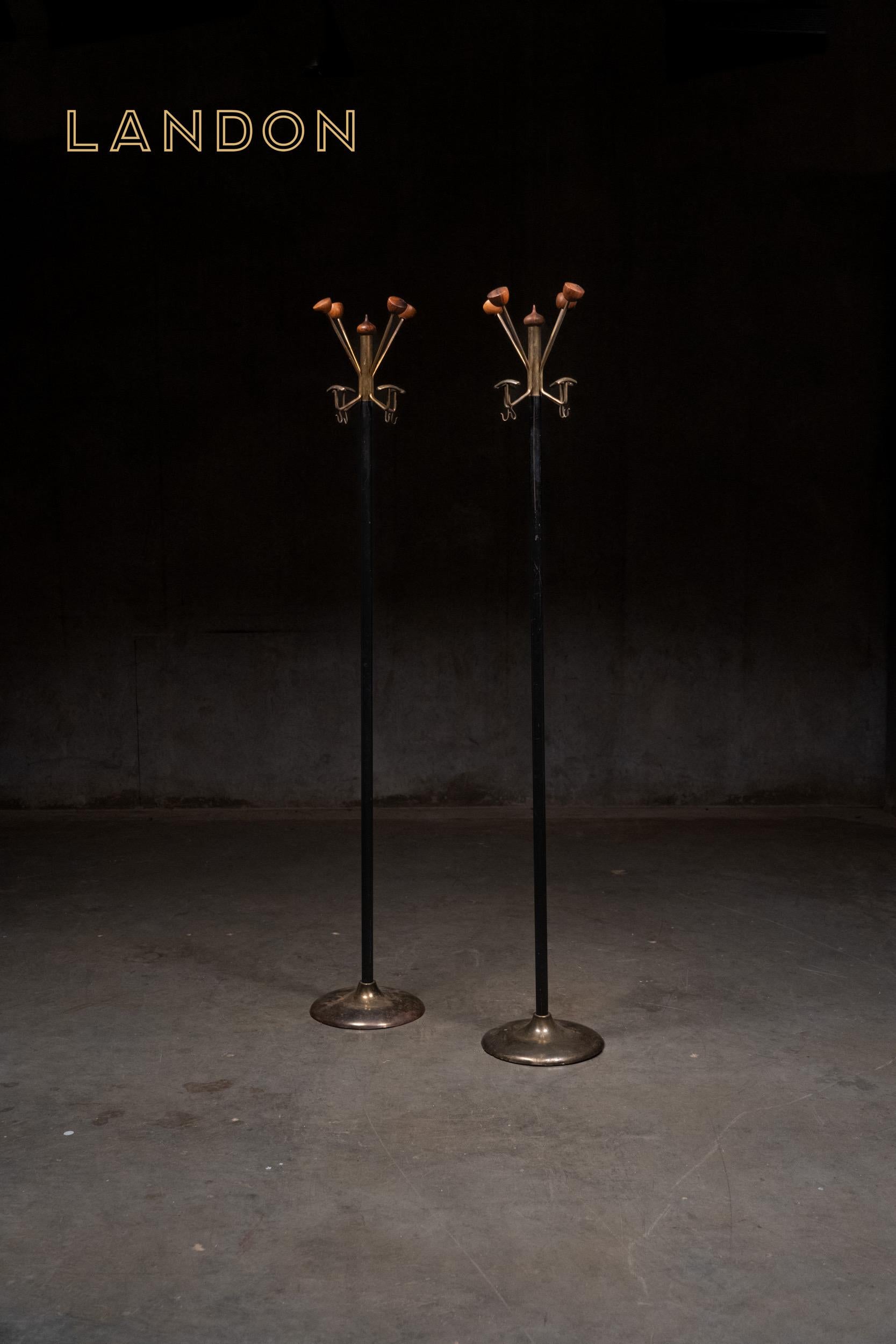 Mid-Century moderno Appendiabiti in ferro e ottone di Azucena Apendiabiti del 1950 in vendita