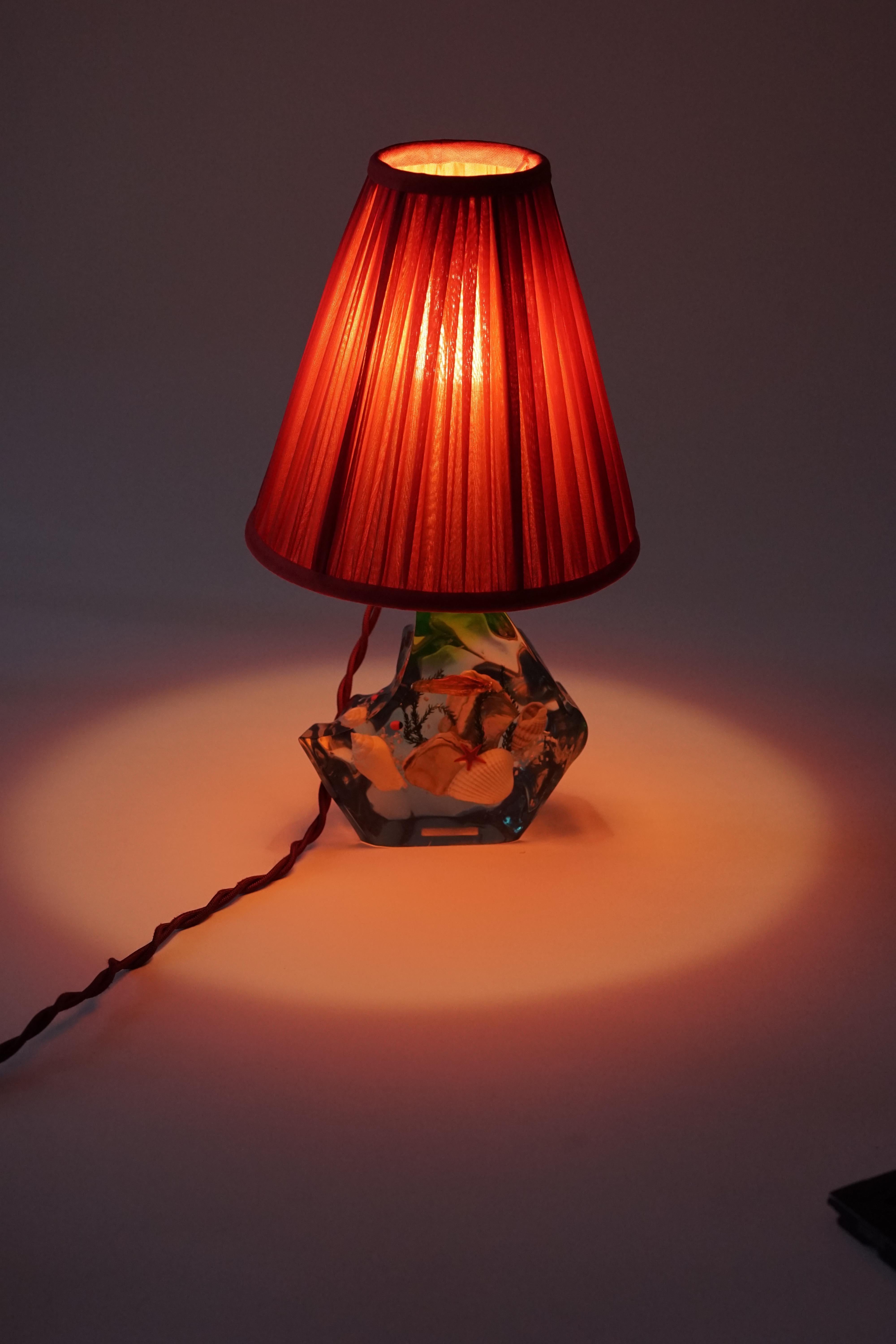 1950 Italian Cast Acrylic Lamp with Shells, Starfish, Seaweed and Fish For Sale 4