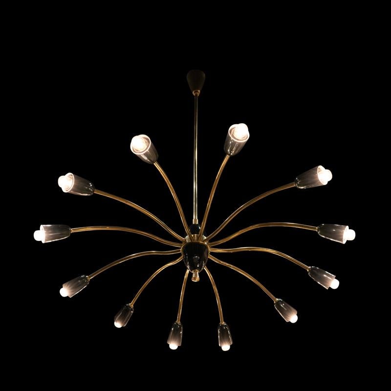 Lustre Stilnovo à 12 bras de lumière en laiton laqué or et noir entièrement restauré.
Italie vers 1950.


Hauteur 90 cm - 35,43 po
Diamètre 75 cm - 29,53 po