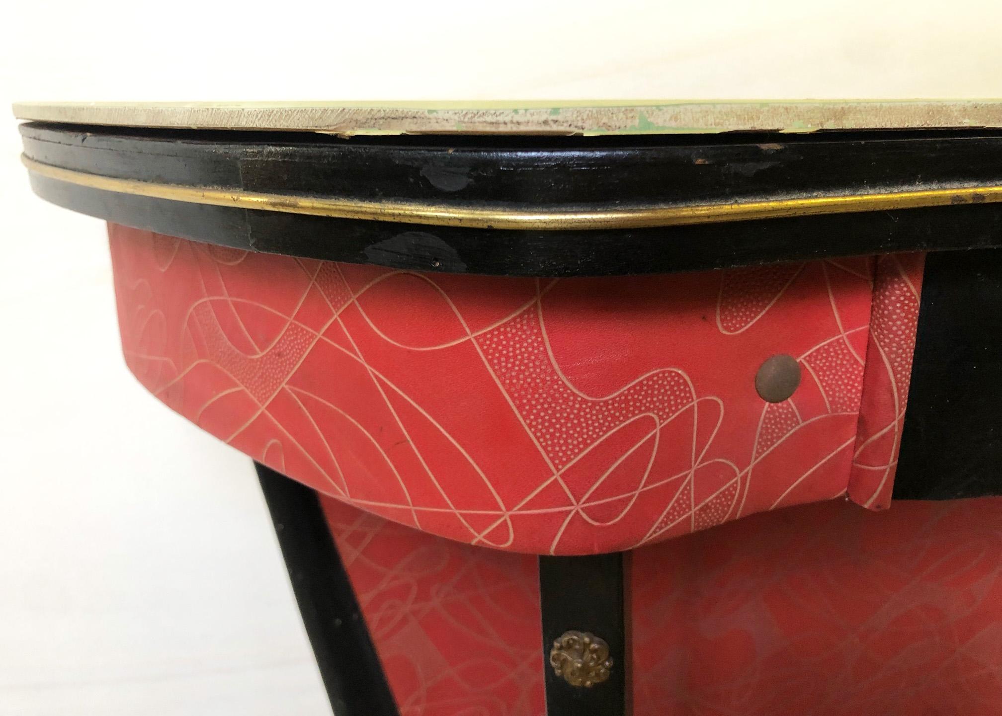 Italian console from 1950 with marbled glass top, particular ebony wood color and red upholstery.
Ideal for an attractive entrance with well-proportioned shapes.
Comes from an old country house in the Lucca area of Tuscany.
The paint is original in