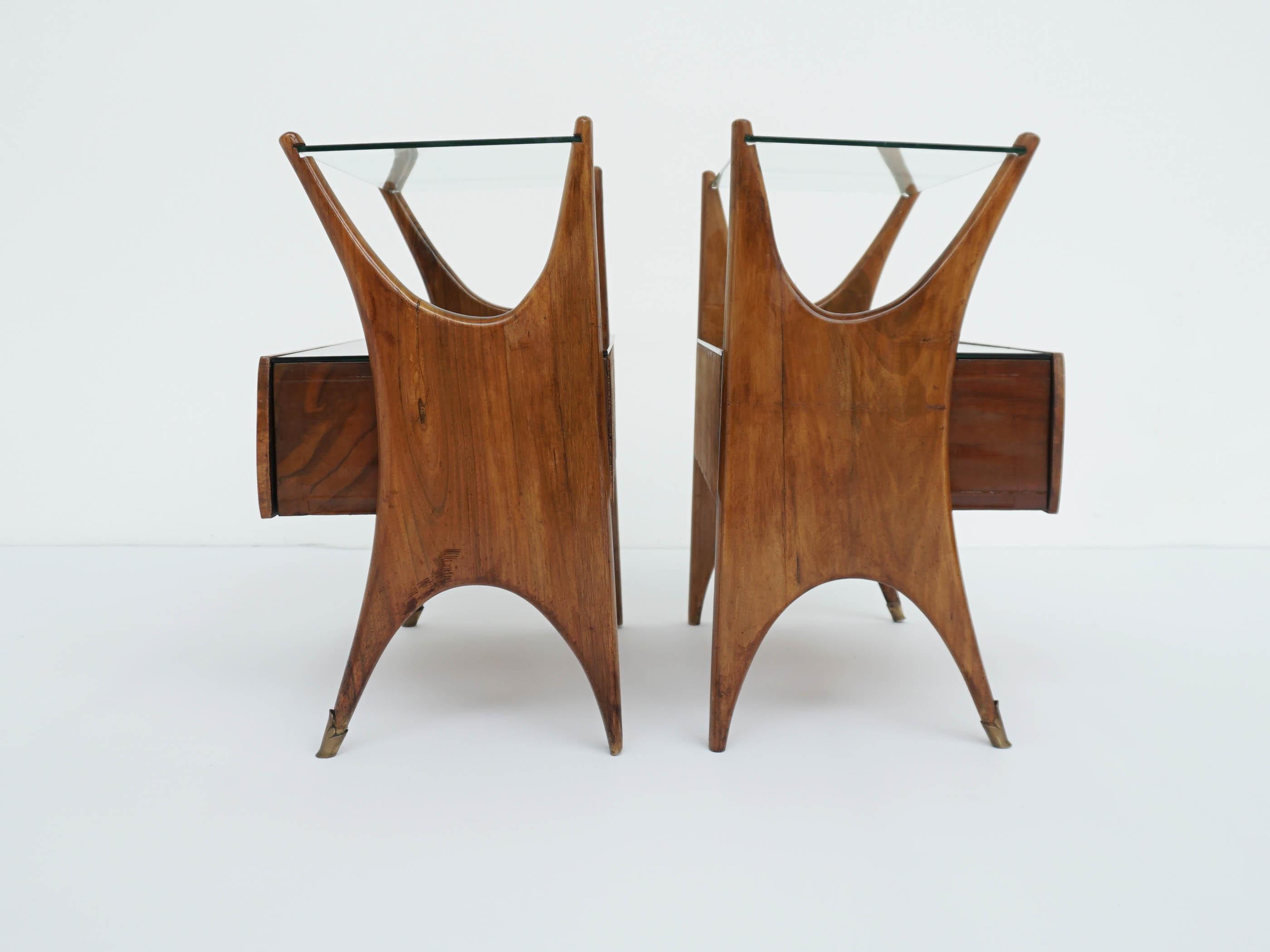 Elegant and unique design for this elegant pair of bed side tables.
Made in Italy, 1950.
 