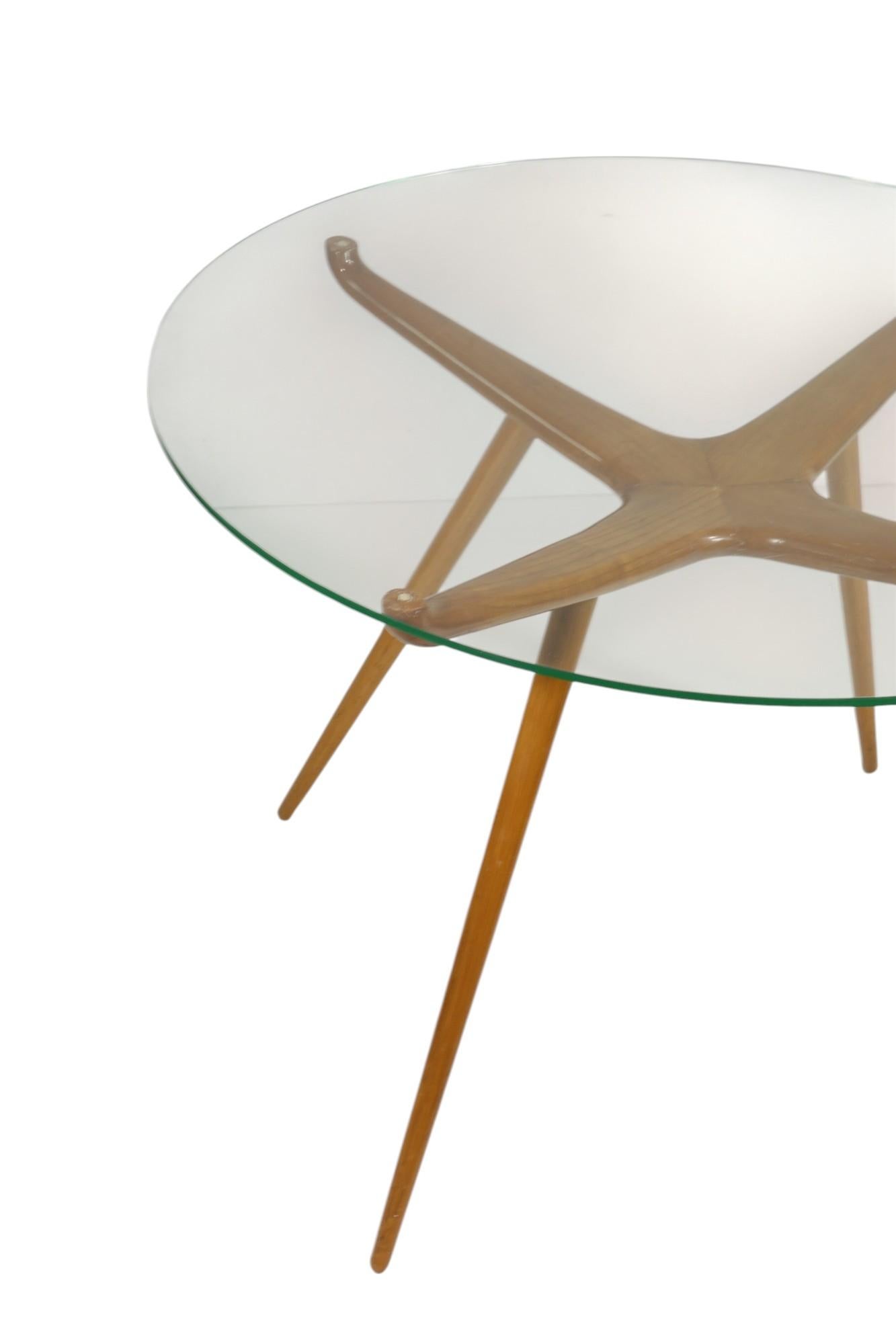 Midcentury Couchtisch
Italien, 1950

Polnischer Holzsockel mit eleganten und leichten Formen
Kreisel aus Kristall in ausgezeichnetem Zustand
Original 1950
