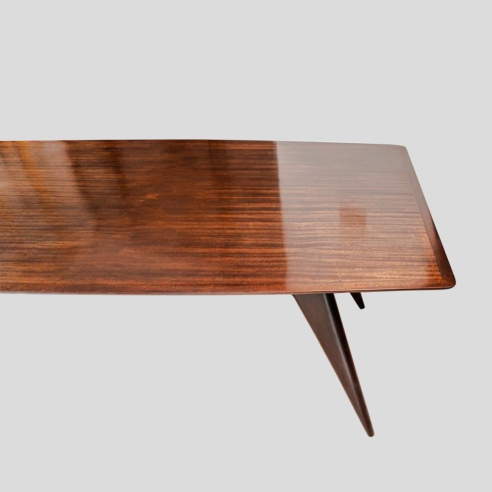 1950 Italian dining table dark polished wood tapered legs design by Ico Parisi For Sale 4