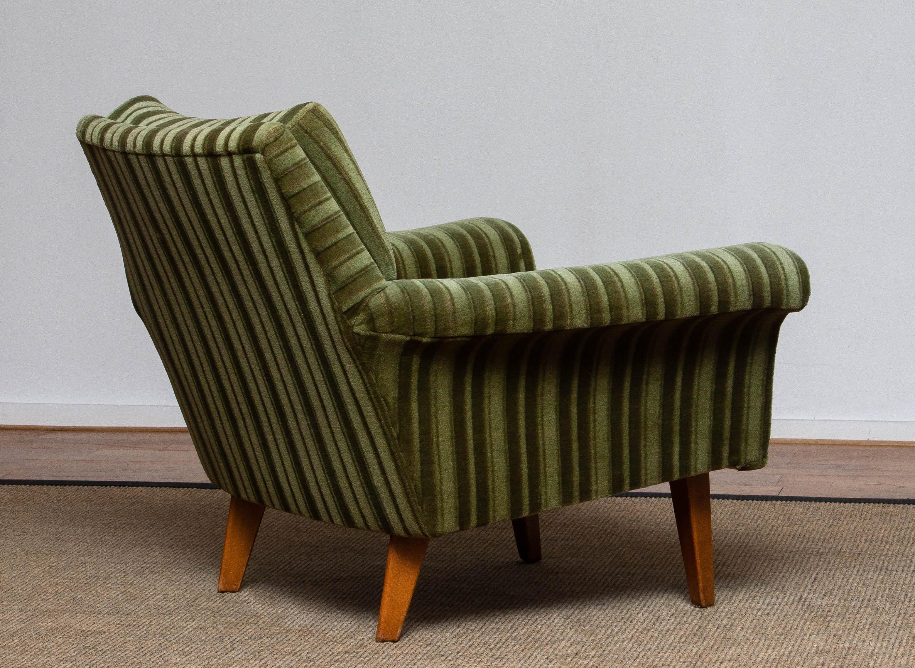 Absolutely stunning lounge / easy / club chair from the 1950's made in Italy stil upholstered with the original green velvet / velours fabric. Supports good and sits very comfortable.
Overall in very good condition.