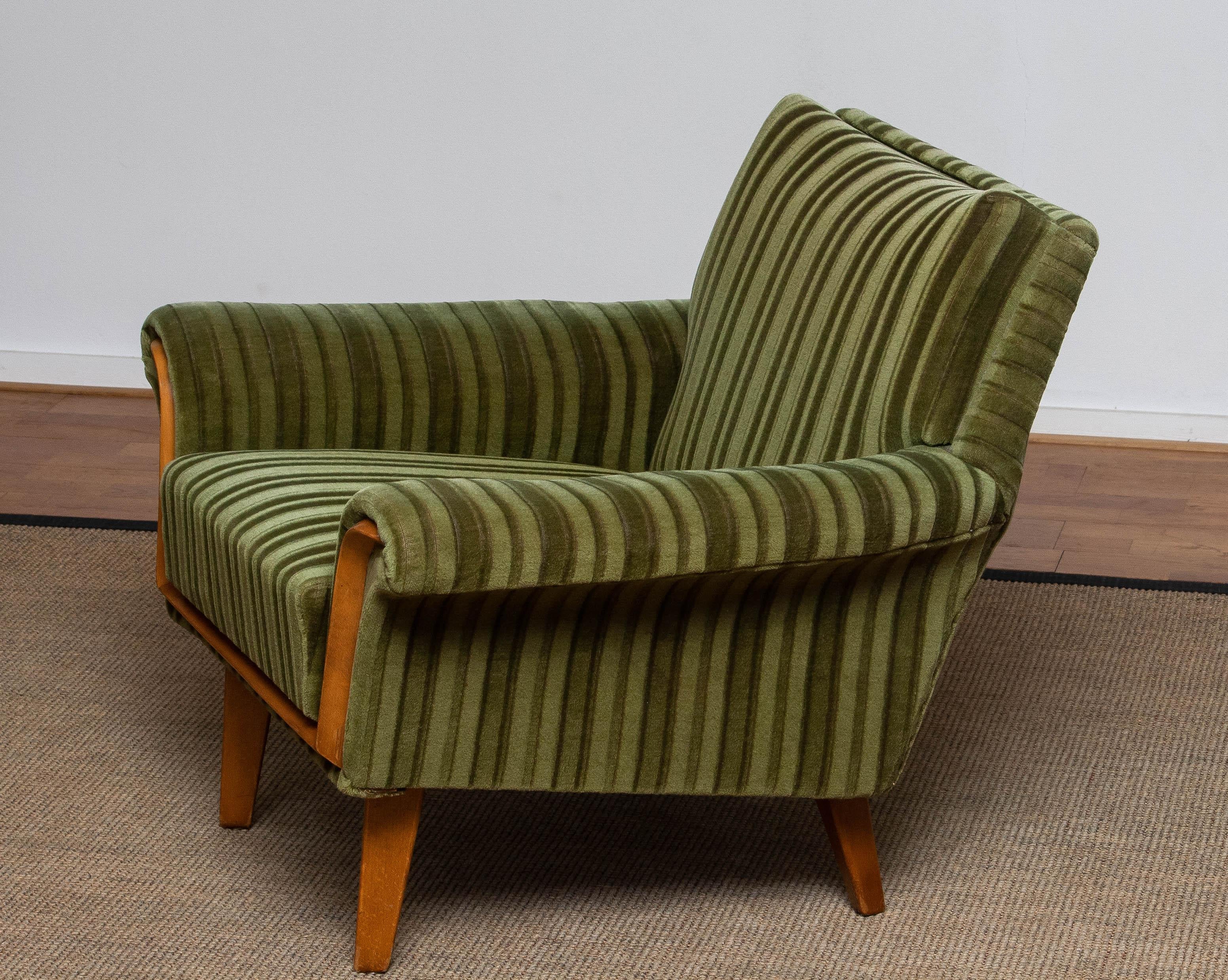 1950 Italian Green Striped Velvet Lounge / Easy / Club Chair with Beech Details In Good Condition In Silvolde, Gelderland