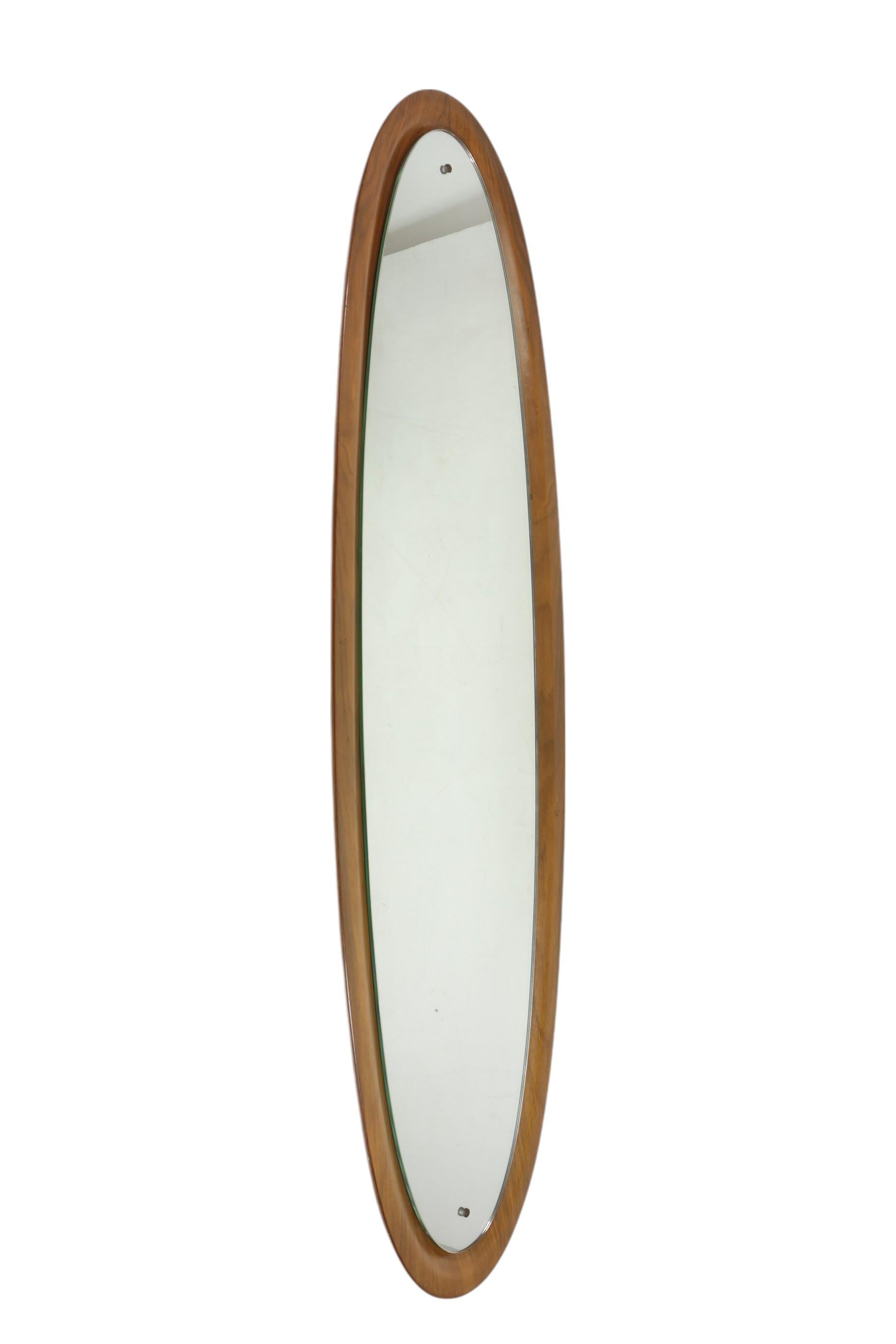 Questo elegante specchio da parete, realizzato negli anni '50, presenta una cornice in teak splendidamente curvata, tipica del design di metà secolo. Il tono caldo del legno di teak, combinato con le sue linee morbide e organiche, conferisce allo