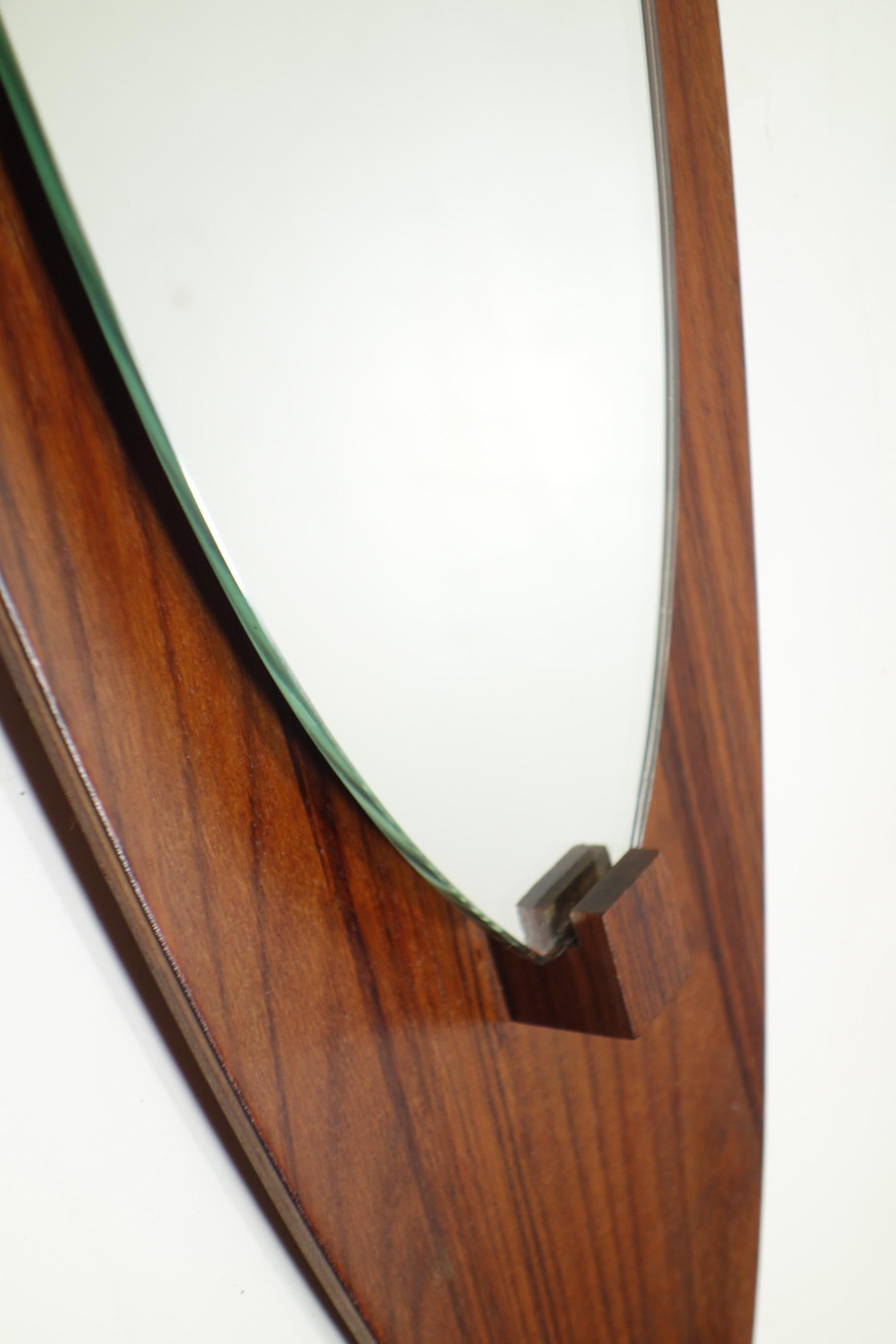 Mid-Century moderno Specchio da parete in legno di tek del 1950, design italiano del Mid Century Moderno in vendita