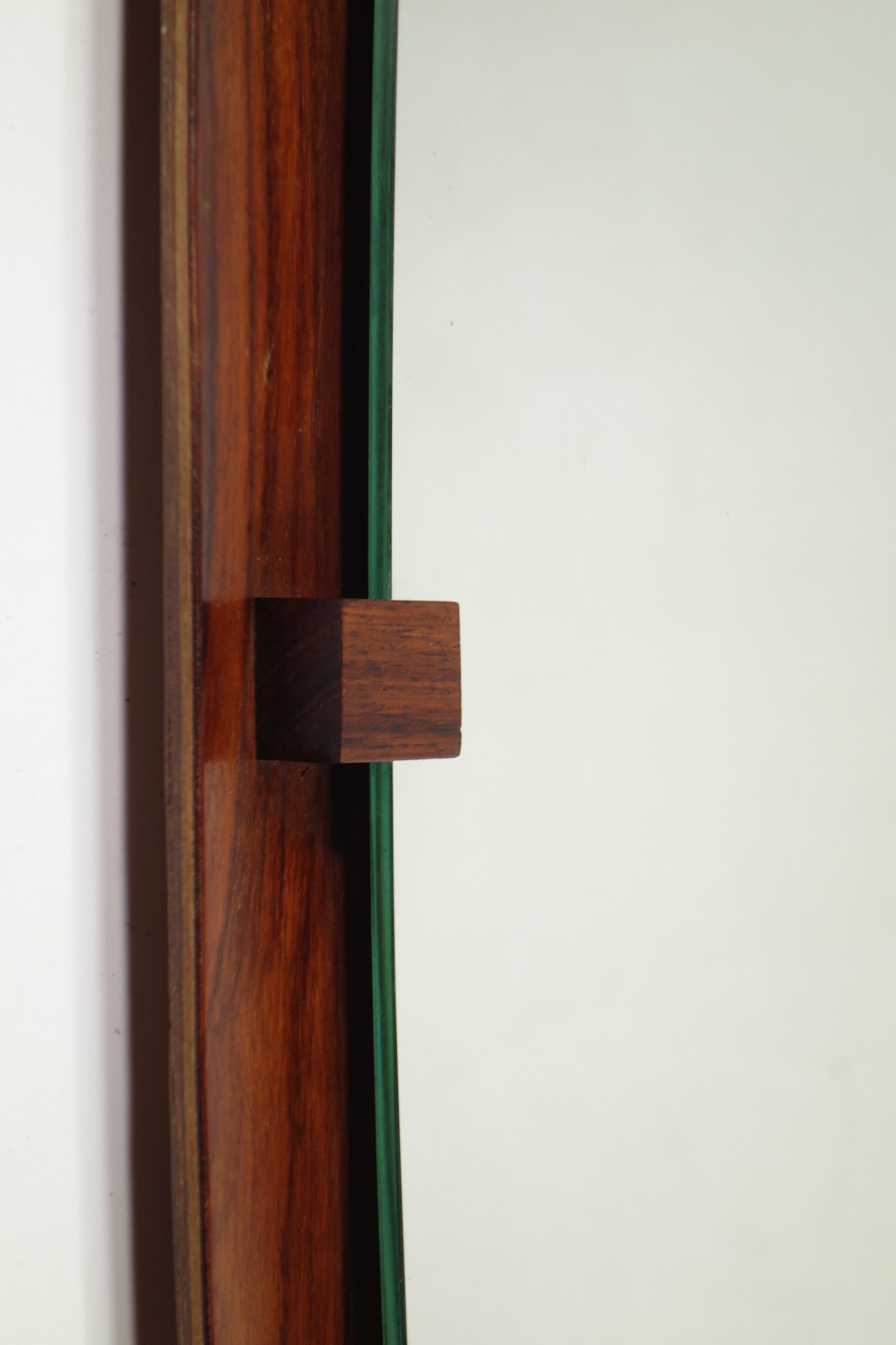 Italiano Specchio da parete in legno di tek del 1950, design italiano del Mid Century Moderno in vendita