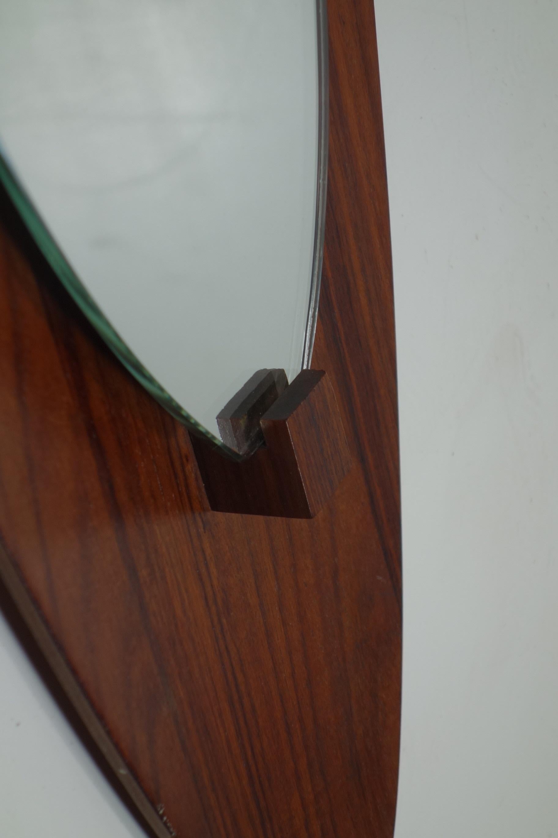 Specchio da parete in legno di tek del 1950, design italiano del Mid Century Moderno In condizioni ottime in vendita a Brescia, IT