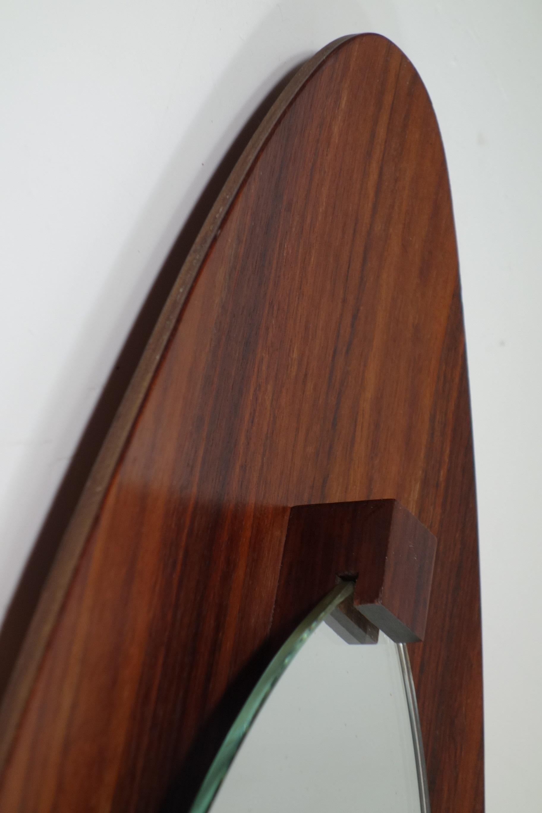 Metà XX secolo Specchio da parete in legno di tek del 1950, design italiano del Mid Century Moderno in vendita