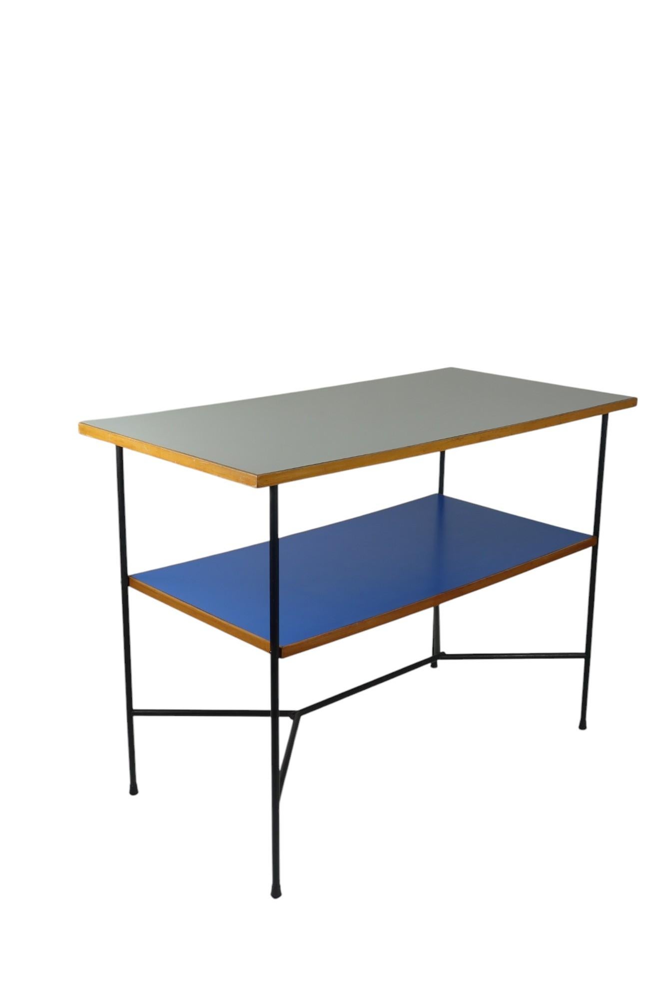 Formica-Tisch
att. Giulio Zappa
Italien, 1950

Schwarz emaillierter massiver Rahmen.
Der Metallrahmen hat ein sehr ansprechendes Linienspiel.
Die Sperrholzplatten haben eine blaue und graue Laminatbeschichtung, die sehr typisch für diese Zeit