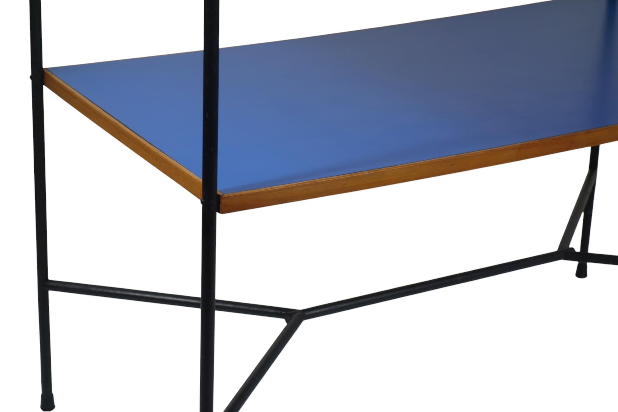 1950 Italienisches Mid Century Modernist Design Giulio Zappa Att. Blauer Formica-Tisch im Angebot 2