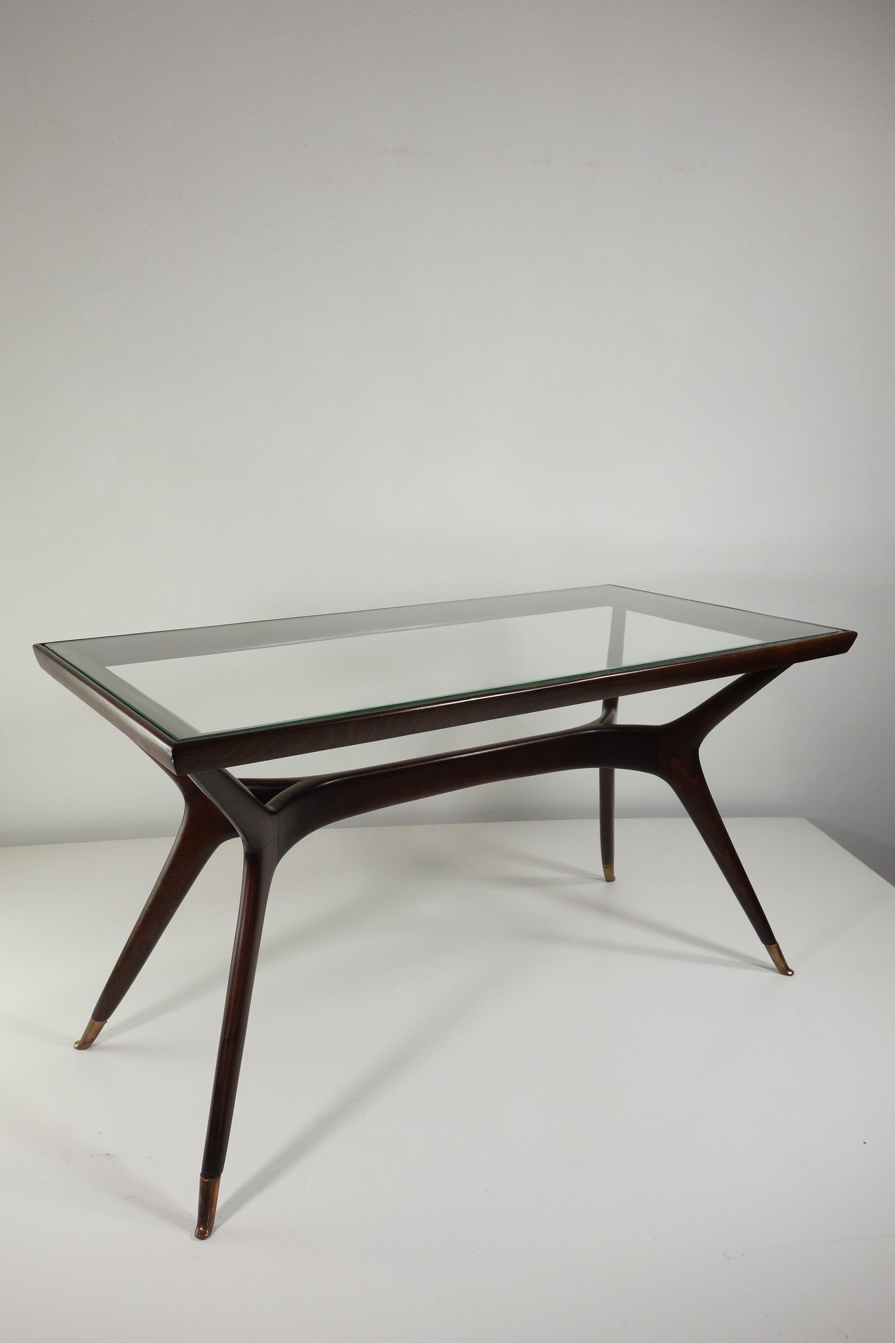 Italienischer Couchtisch
Italien, 1950

Modernes Meisterwerk im Stil der ikonischen italienischen Möbeldesigner Gio Ponti, Ico Parisi und Paolo Buffa. 
Mit Präzision aus Massivholz handgefertigt
Original Glasplatte
Füße aus Messing

Ausgezeichnete
