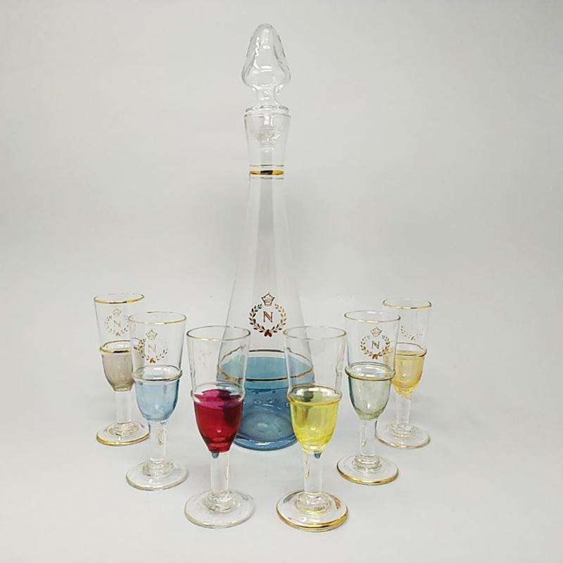 1950 Elegant Italian Mid Century Vintage Napoleon Decanter with 6 Glasses 1950s, some sign of aging on it, but however the items are in good condition. Made in Italy.
_ Decanter
_ 6 Glasses
Dimensions:
Decanter
diameter 3,54 x 14,17