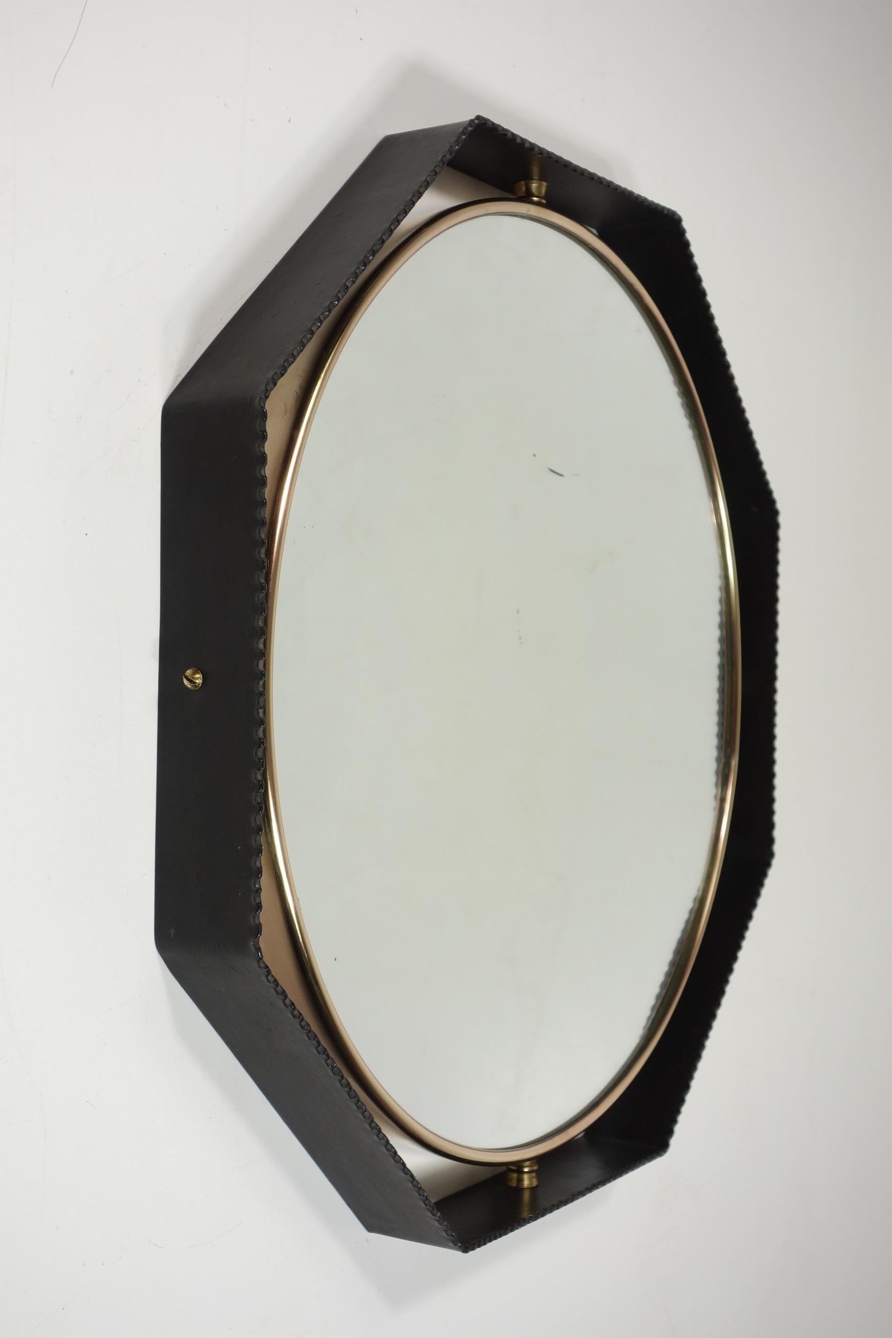 1950 Italian Midcentury Design Black Iron Brass Wall Mirror Latón en venta