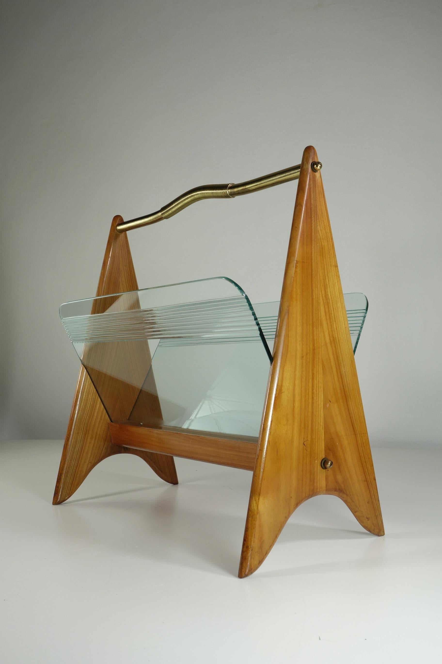 Magazine Rack
Italy, 1950

Wood Frame 
Brass Handle
Cut glasses

Very good condiction
Italian manufacture of excellent manufacture