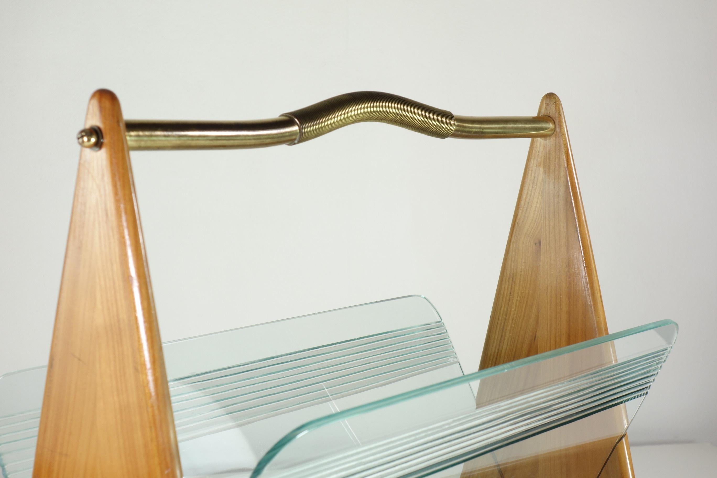1950 Italian Midcentury Modern Design Wood Glass Magazine Rack In Good Condition For Sale In Brescia, IT