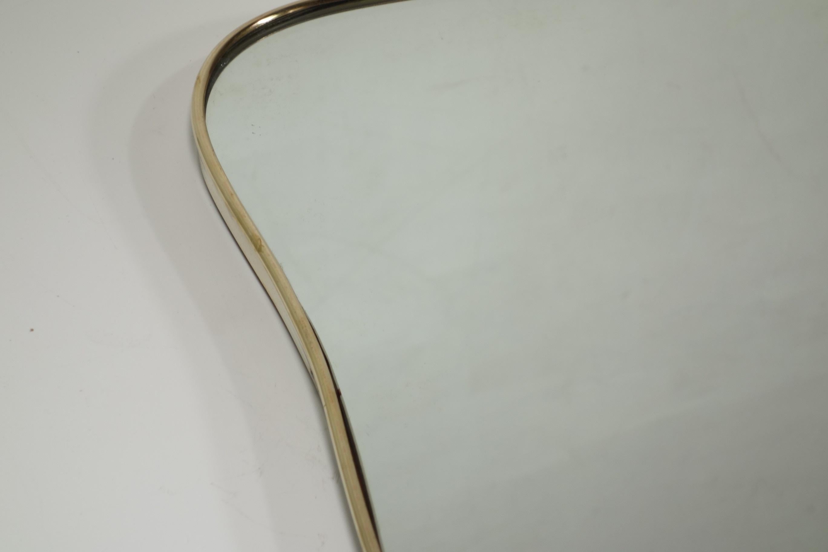 Mid-Century moderno 1950  Specchio da parete in ottone lucido italiano del Medioevo in vendita