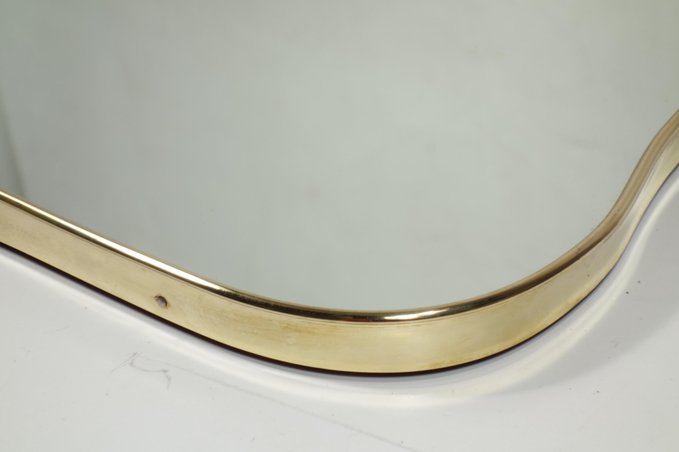 1950  Specchio da parete in ottone lucido italiano del Medioevo In condizioni buone in vendita a Brescia, IT