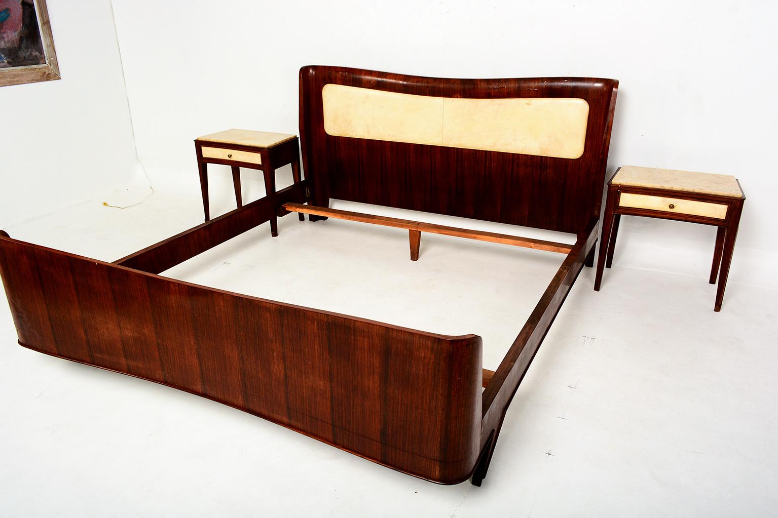 AMBIANIC presents
extravagant 1950s- Mid-Century Modern Italian Queen Bed Sculptural Frame in Warm Walnut Wood and Cool Goatskin Parchment.
The style is attributed to Paolo Buffa, Italy. No maker label.
Nightstands with single pull-out drawer