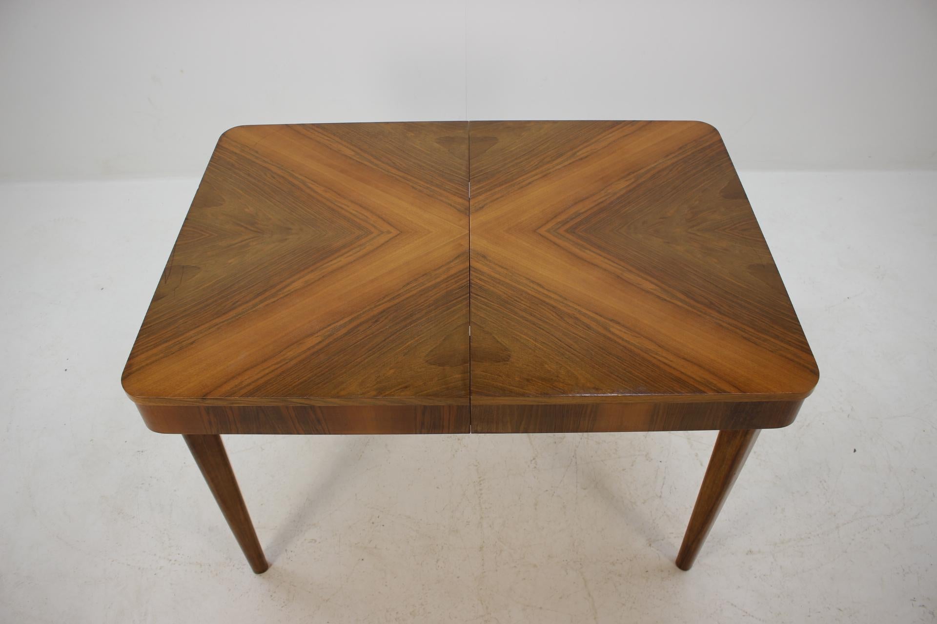 Very good original condition with some sign of use. Original fabric upholstery. Extendable dining table with some scrathes in the lacquer layer. Walnut veneer. The table dimensions are: H: 76 cm W: 120 - 190 cm D: 85 cm