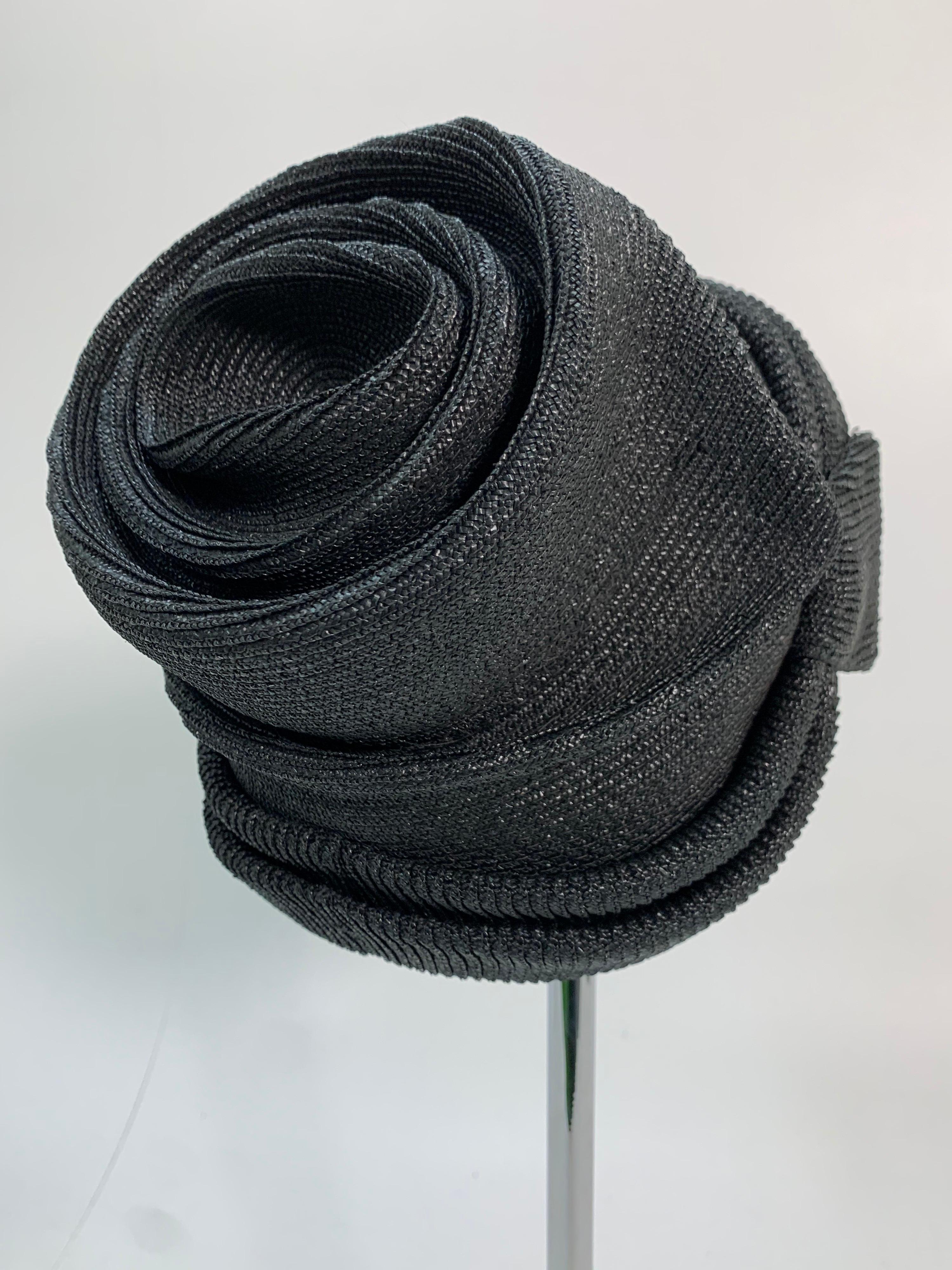 Ein fabelhafter schwarzer Strohhut von John Frederics aus den 1950er Jahren mit Rüschen und Drapierungen im Stil der Avantgarde und des Sunset Boulevards!  Eine wirklich einzigartige Stilaussage! Die Frisur wird am Scheitel mit sichtbarem Haaransatz