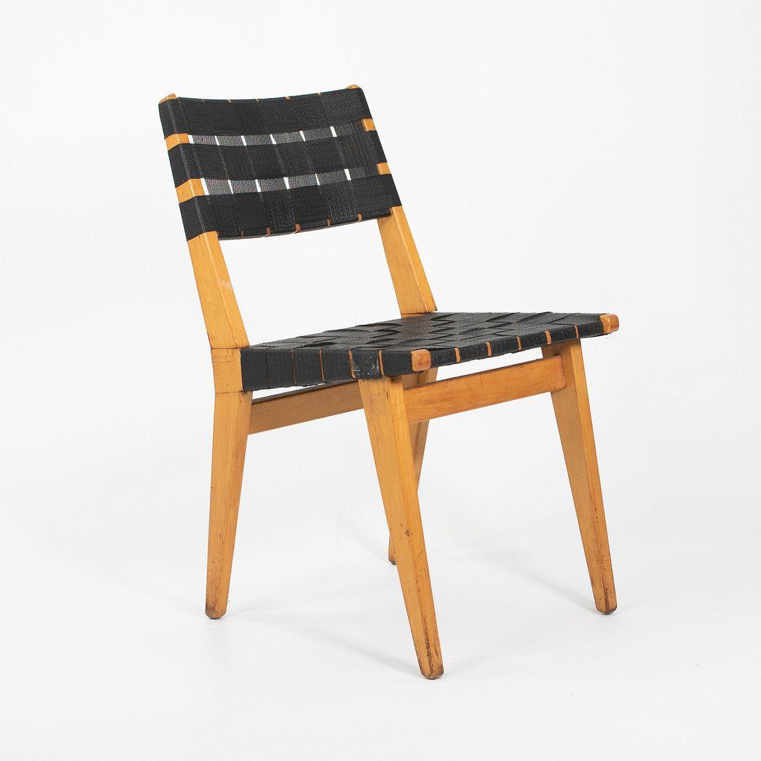 Il s'agit d'une chaise d'appoint Risom, modèle 666C-WB, conçue par Jens Risom pour Knoll en 1943. Il s'agit d'un exemple précoce, datant du début des années 1950. Le design présente un cadre en érable laqué et des sangles en nylon noir sur l'assise