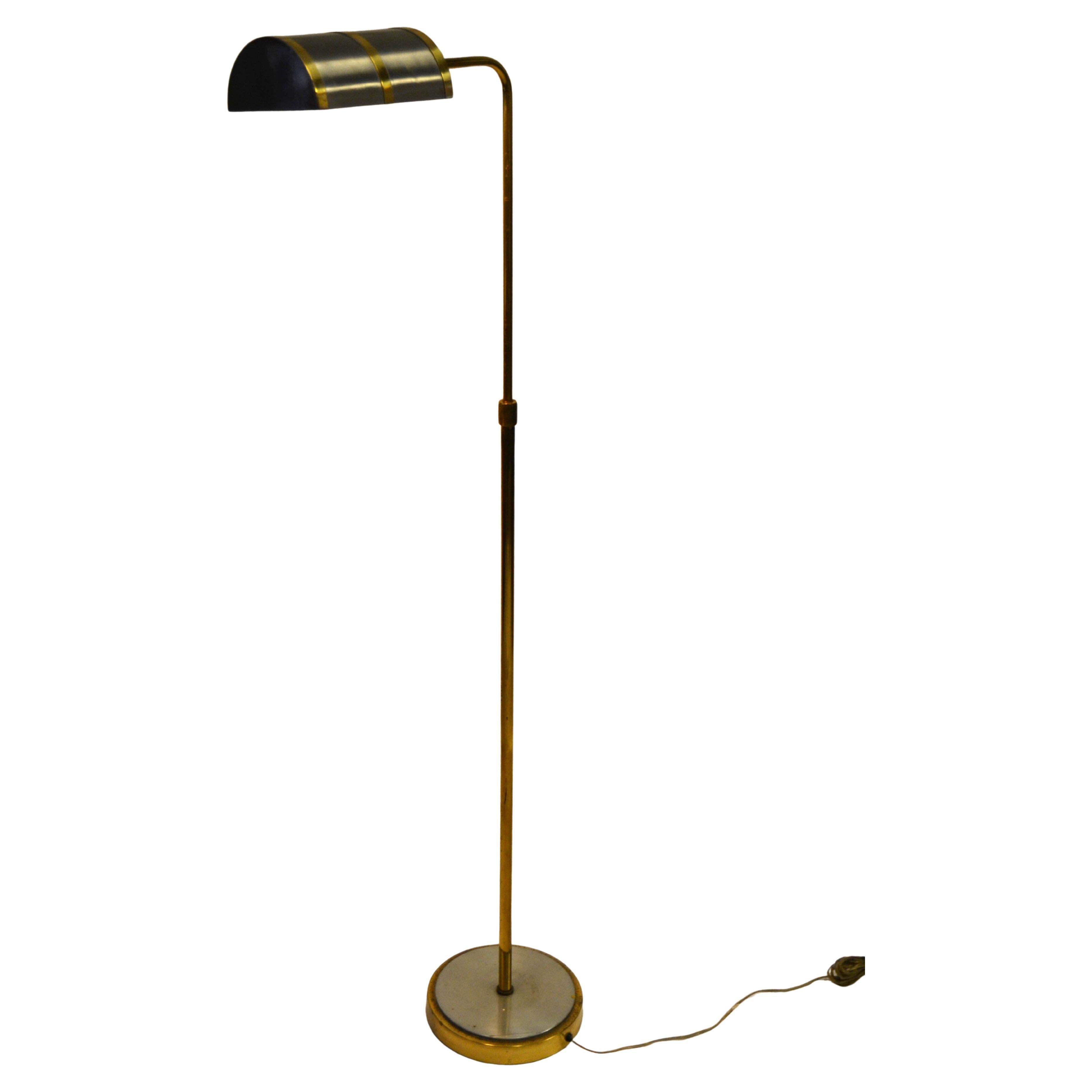 Lámpara de farmacia estilo Koch & Lowy de los años 50 o Lámpara de pie de latón regulable en altura del periodo Moderno de mediados de siglo.
En perfectas condiciones de funcionamiento y con una bombilla normal o LED.
Sin marcas.
La altura se ajusta