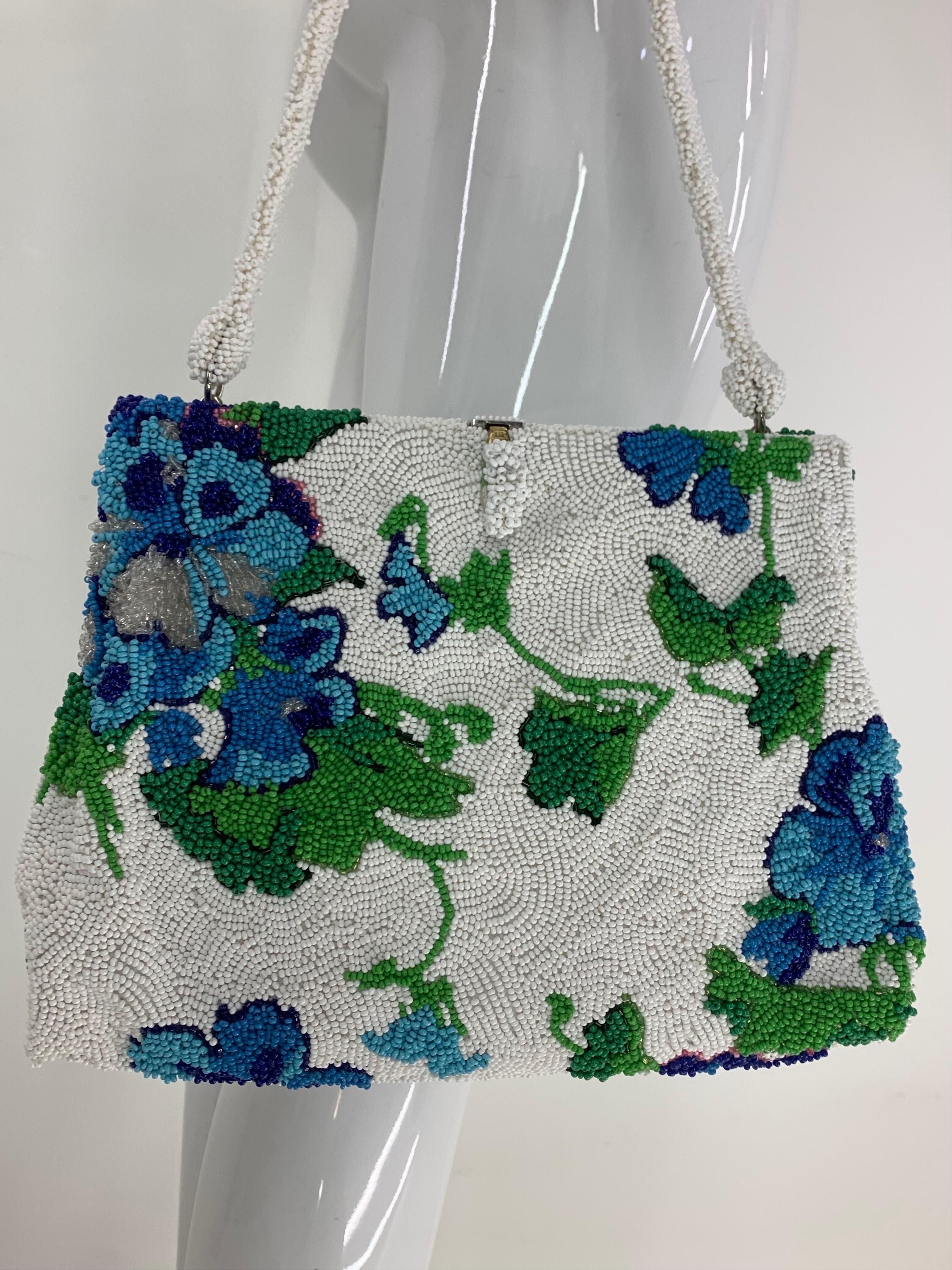 1950 Koret Tresor Atemberaubende florale Perlenhandtasche in Grün &amp; Blau auf weißem Grund im Angebot 7