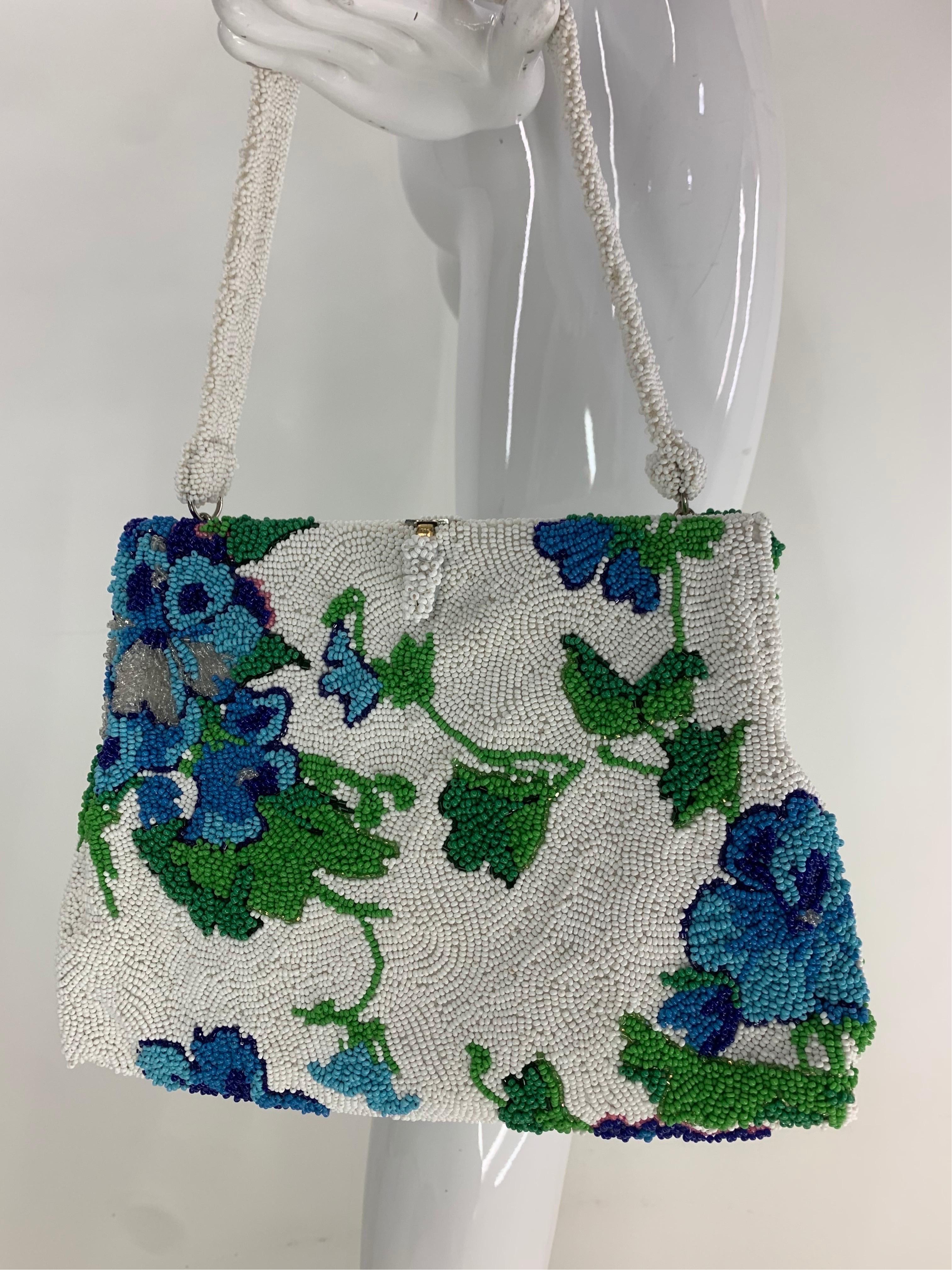 1950 Koret Tresor Stunning Floral Beaded Handbag en vert et bleu sur fond blanc. Absolument charmant et un sac à main de taille très fonctionnelle par l'un des fabricants de la plus haute qualité de la période. 