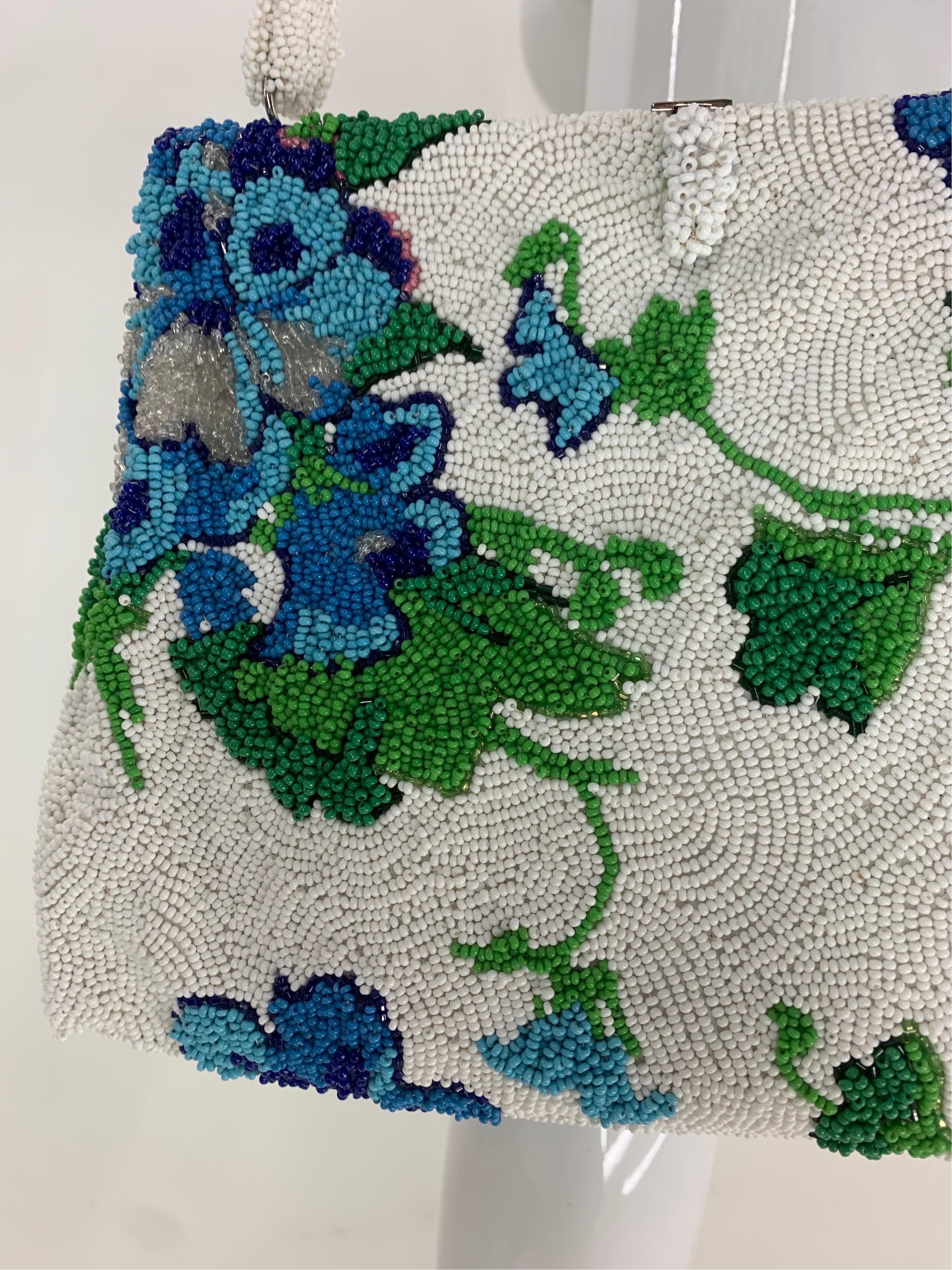 Gris Koret Tresor - Superbe sac à main à perles à fleurs en vert et bleu sur fond blanc, 1950 en vente
