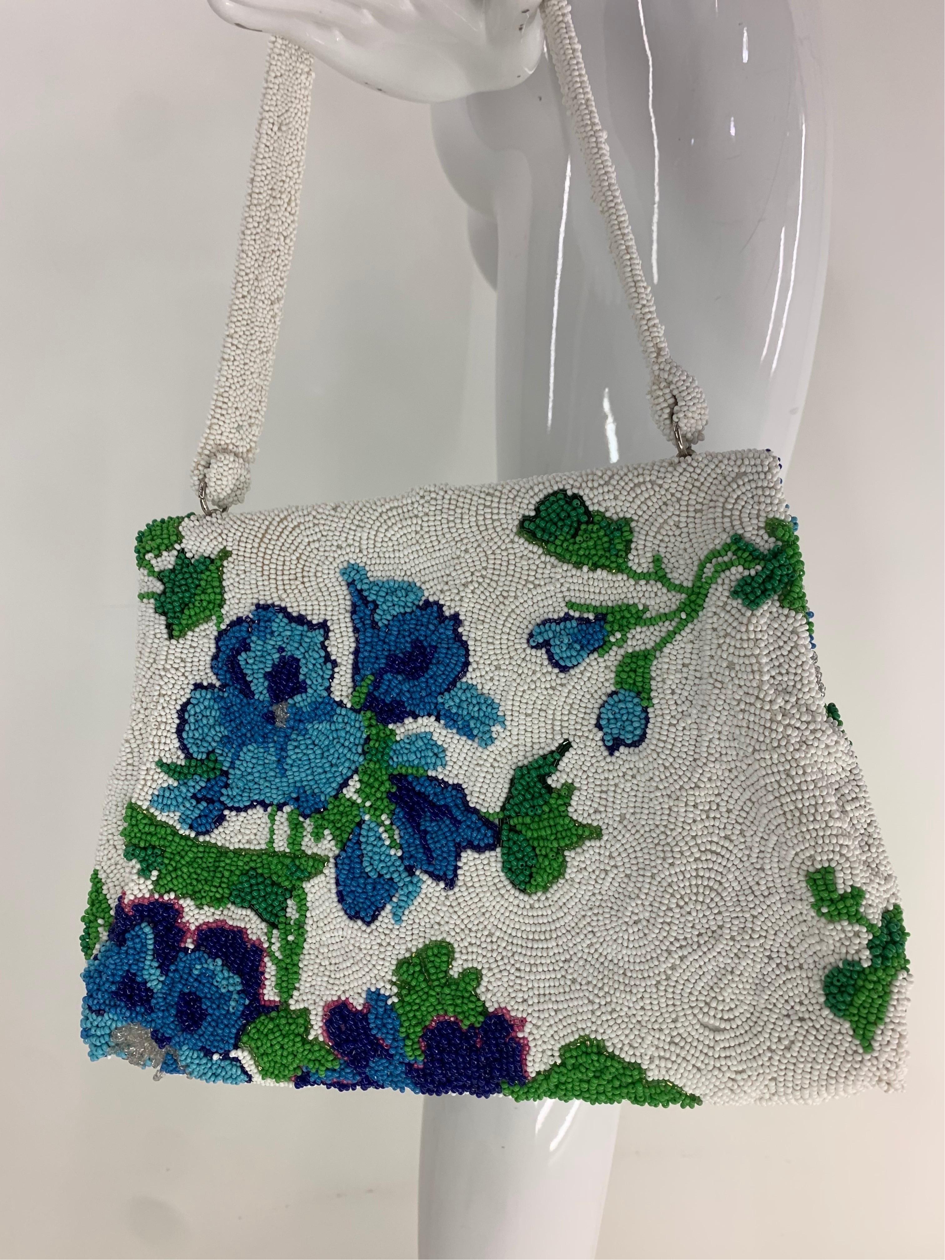 Koret Tresor - Superbe sac à main à perles à fleurs en vert et bleu sur fond blanc, 1950 en vente 1
