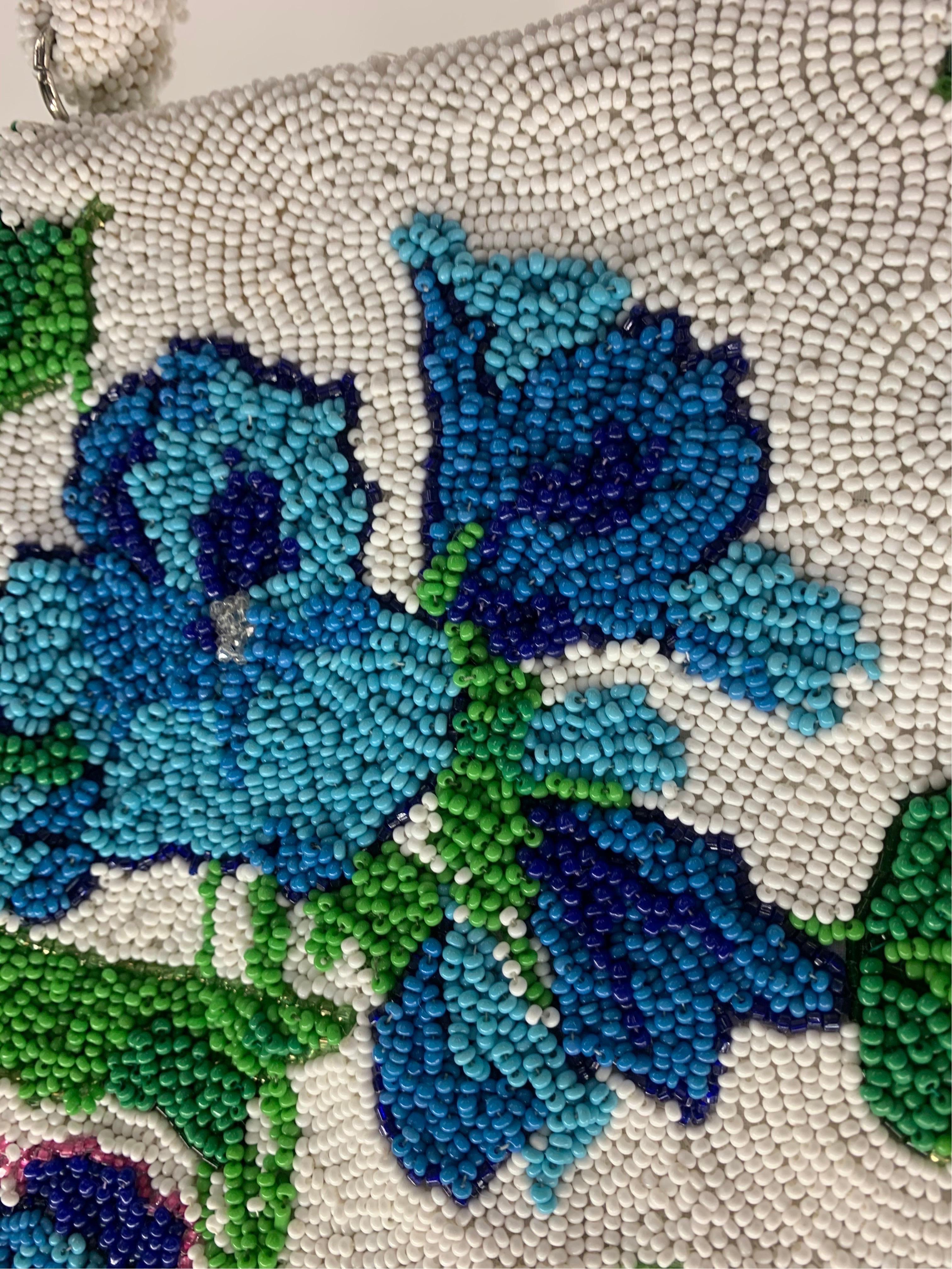 1950 Koret Tresor Atemberaubende florale Perlenhandtasche in Grün &amp; Blau auf weißem Grund im Angebot 3