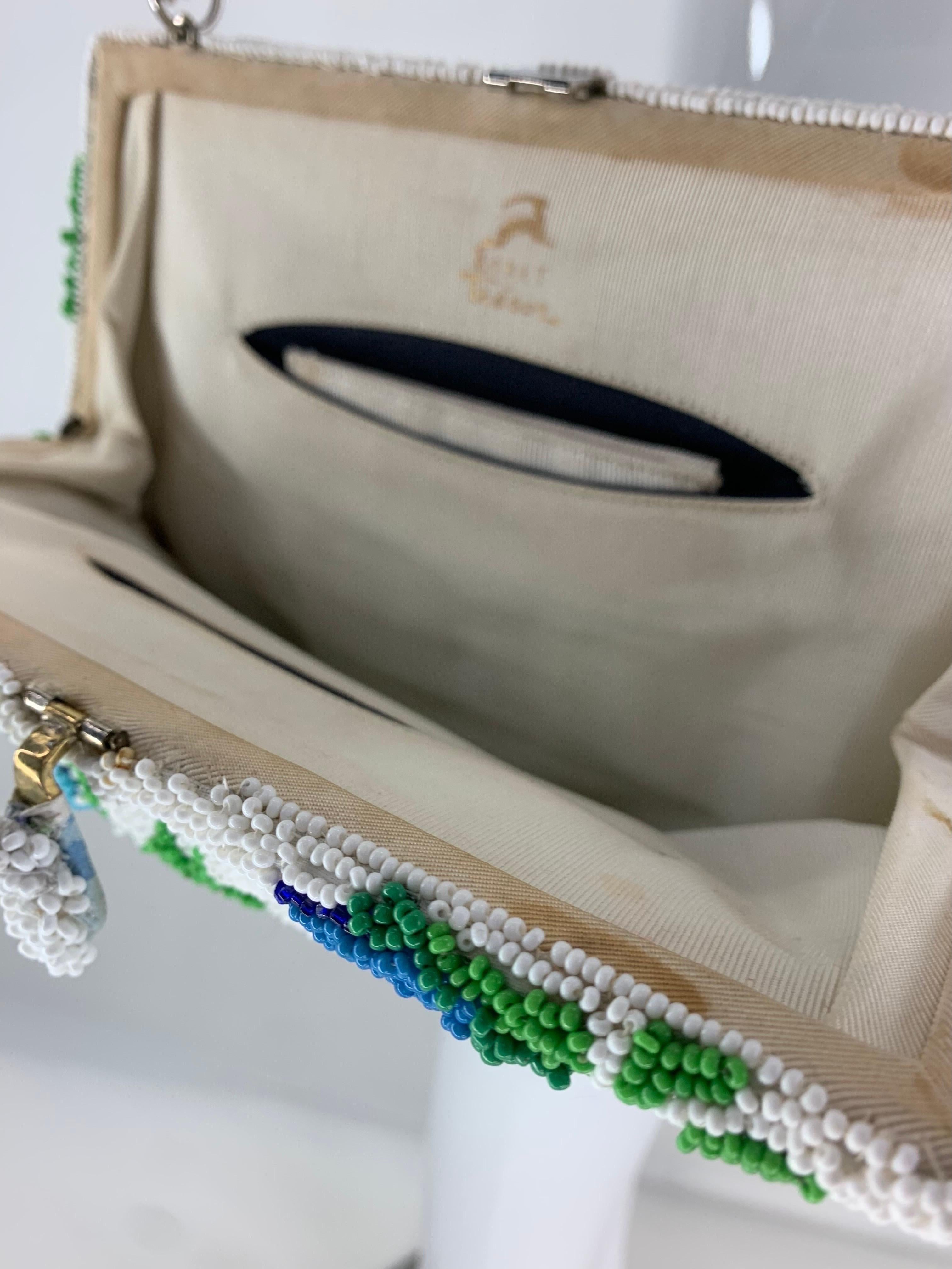 1950 Koret Tresor Atemberaubende florale Perlenhandtasche in Grün &amp; Blau auf weißem Grund im Angebot 4