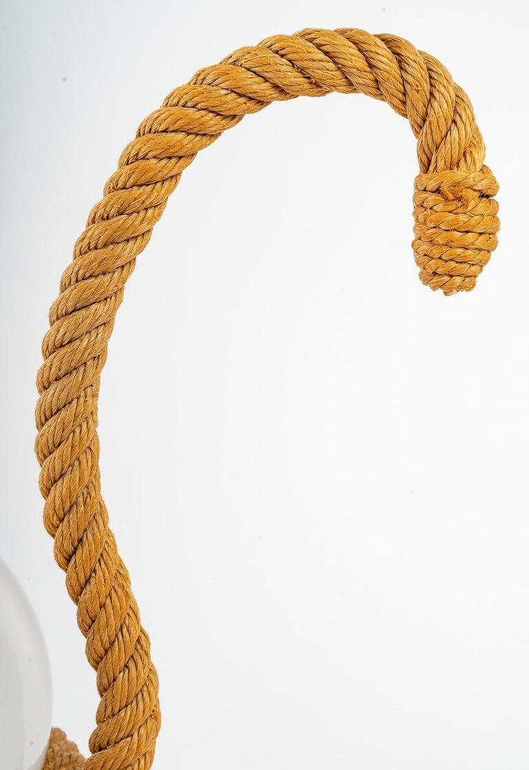 The swan of Adrien Audoux and Frida Minet.
Composed of a round rope base on which is placed a ball-shaped opaline maintained by another circular rope positioned at mid-height, it represents the body of the swan.
On the base of the lamp two rope arms