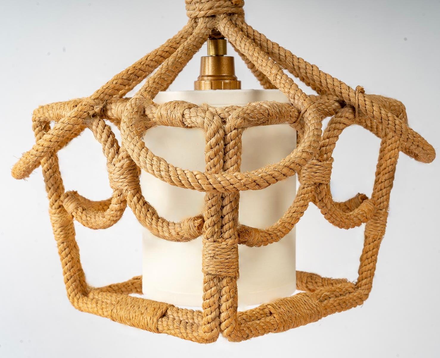 Composed of a lantern of square section in rope decorated with winding of rope inside the faces and on underlined on the high part of four winding joining in the center and assembled by a wire of rope.
Above is the rod in rope formed of several