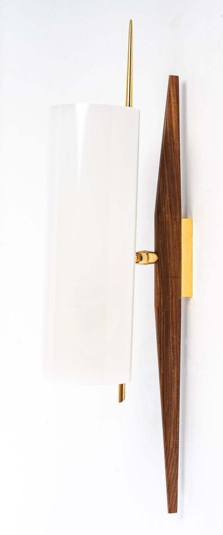 1950 Großes Paar orientierbarer Wandleuchter aus dem Haus von René Mathieu (Messing) im Angebot