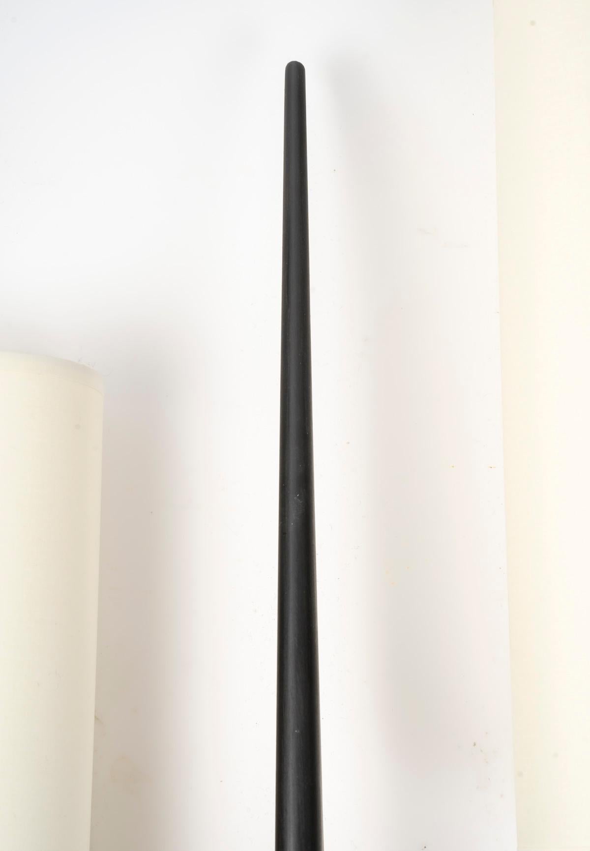 Composed of a central stem in the shape of a spindle in gilded brass, decorated in front of a spindle in blackened wood.
From the rectangular wall support placed at the back of the wall lamp, two arms of light start, they are placed in asymmetry on