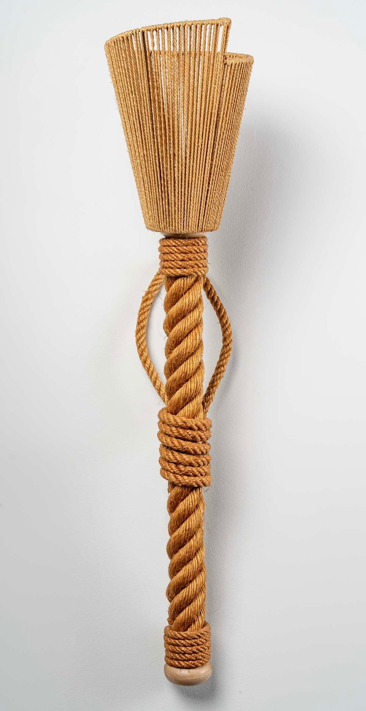 Composed of a large rope arm decorated in the center with a rope wrapped around the arm and forming a loop in the back serving as a wall support.
Two other ropes wrapped around the arm, placed at the top and bottom of the sconce, complete the